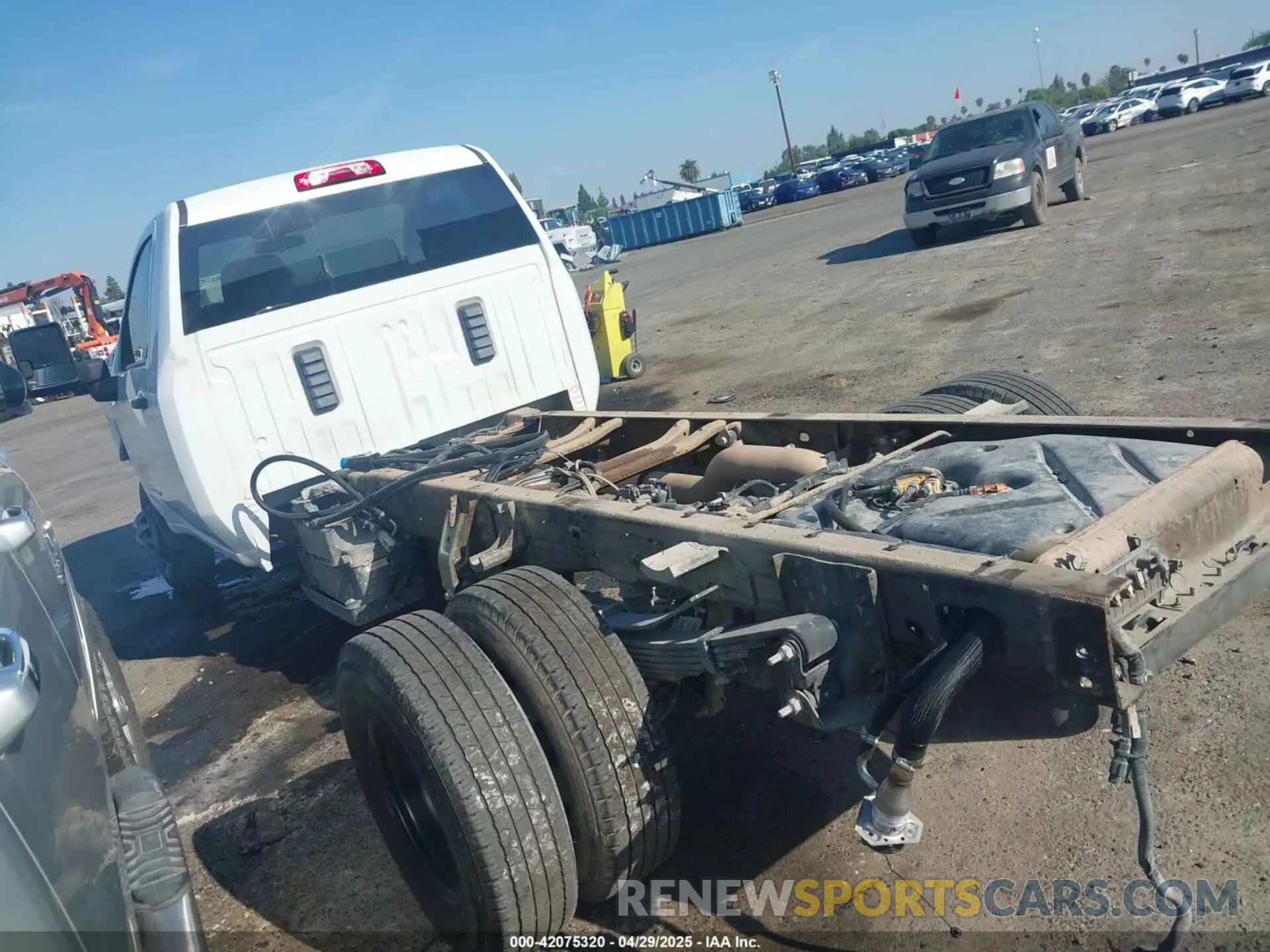 3 Photograph of a damaged car 1GD39SEY1LF294566 GMC SIERRA 3500HD CHASSIS 2020