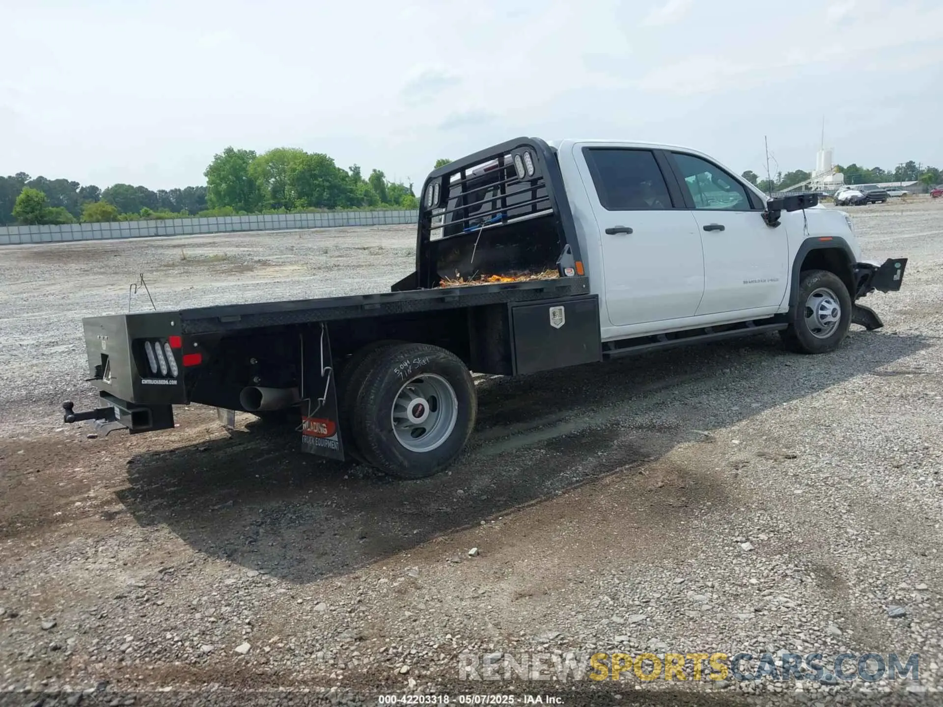 4 Photograph of a damaged car 1GD49SEY8MF285661 GMC SIERRA 3500HD CHASSIS 2021