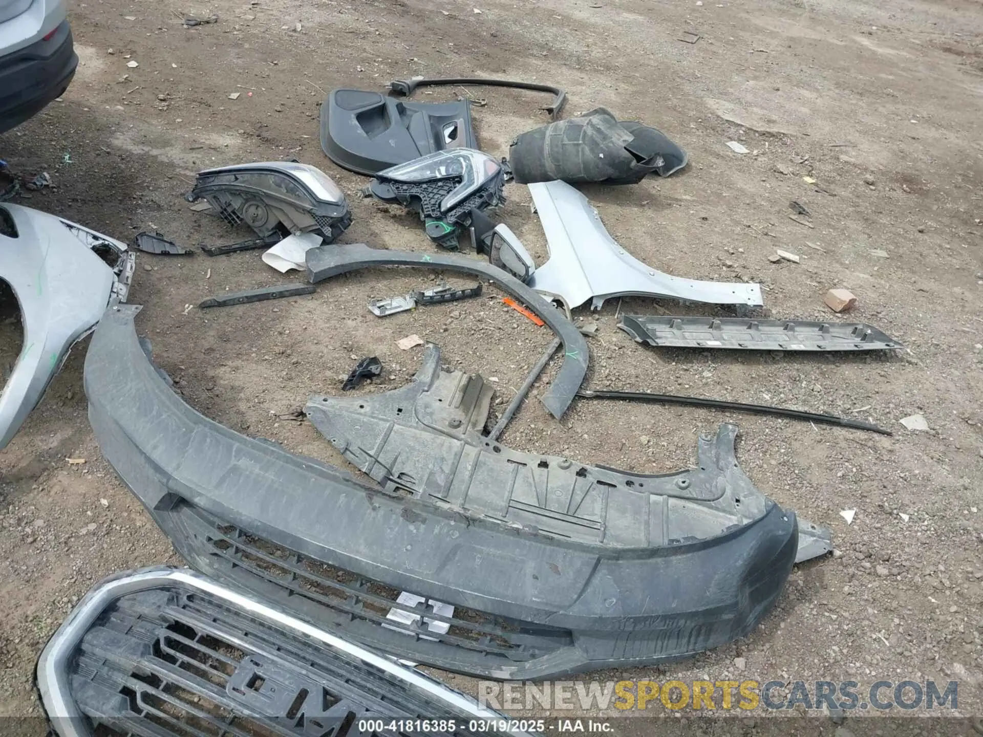 18 Photograph of a damaged car 3GKALMEV2KL110095 GMC TERRAIN 2019