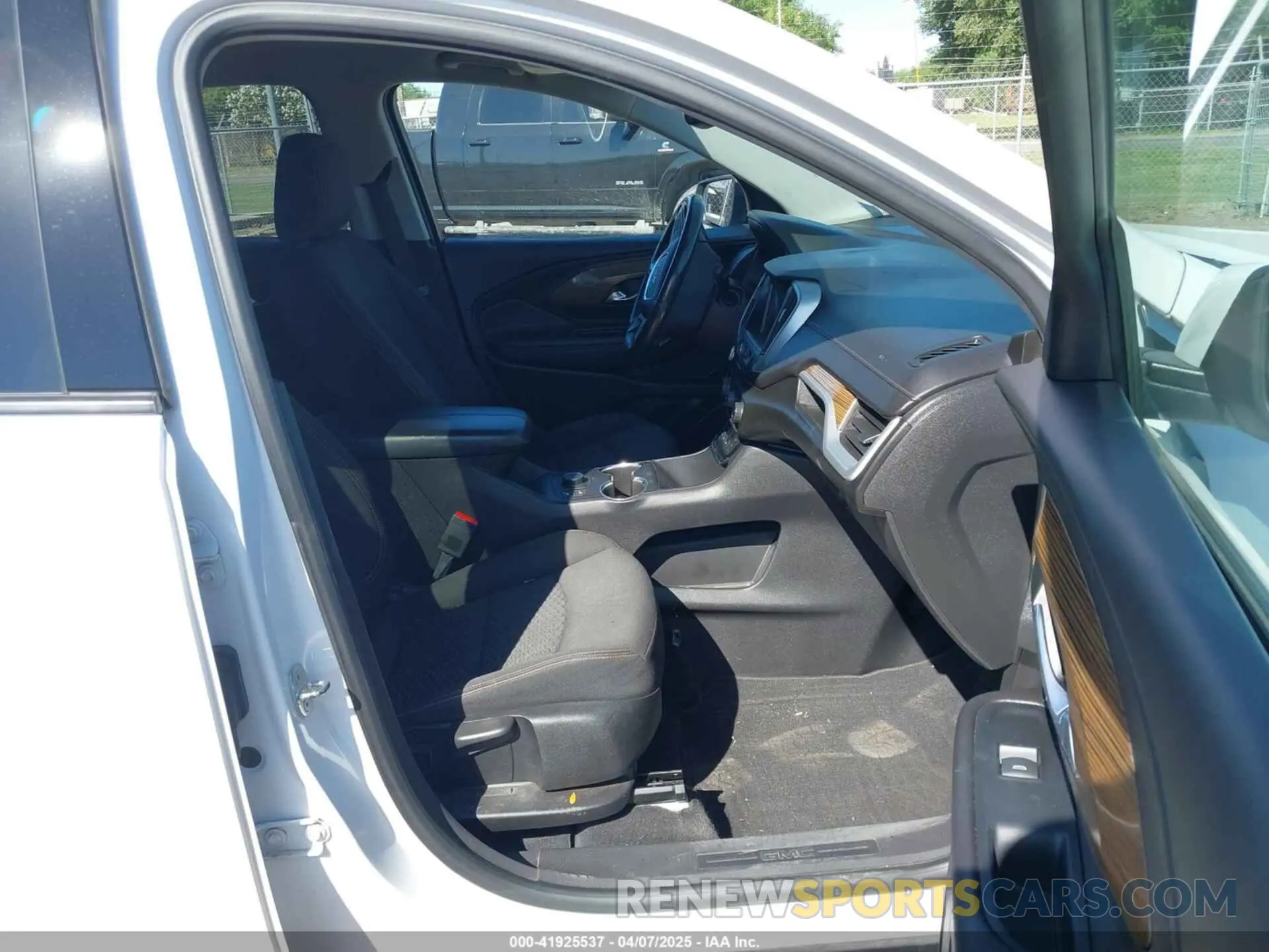 5 Photograph of a damaged car 3GKALMEV3KL389640 GMC TERRAIN 2019