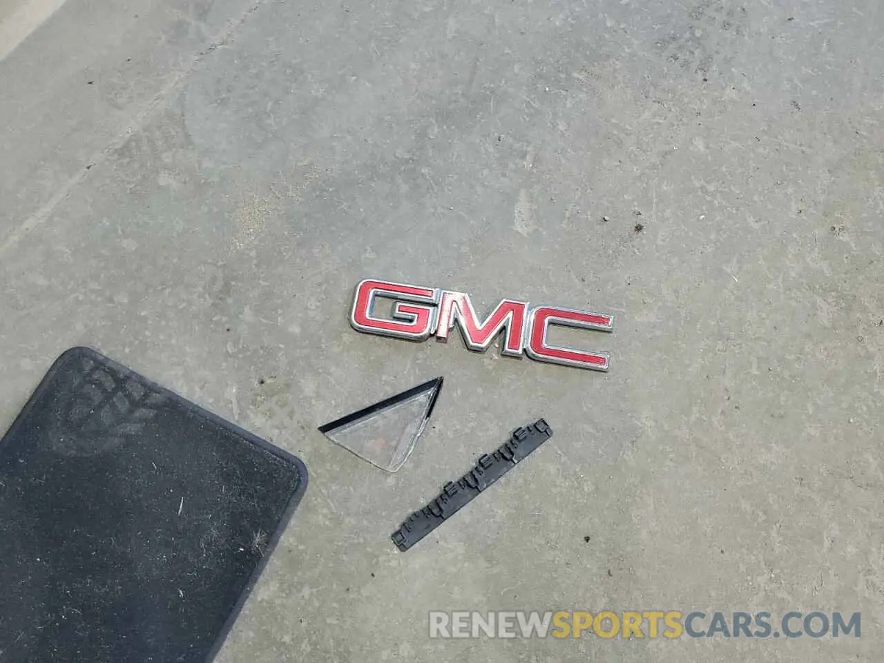 13 Photograph of a damaged car 3GKALTEV9KL390575 GMC TERRAIN 2019