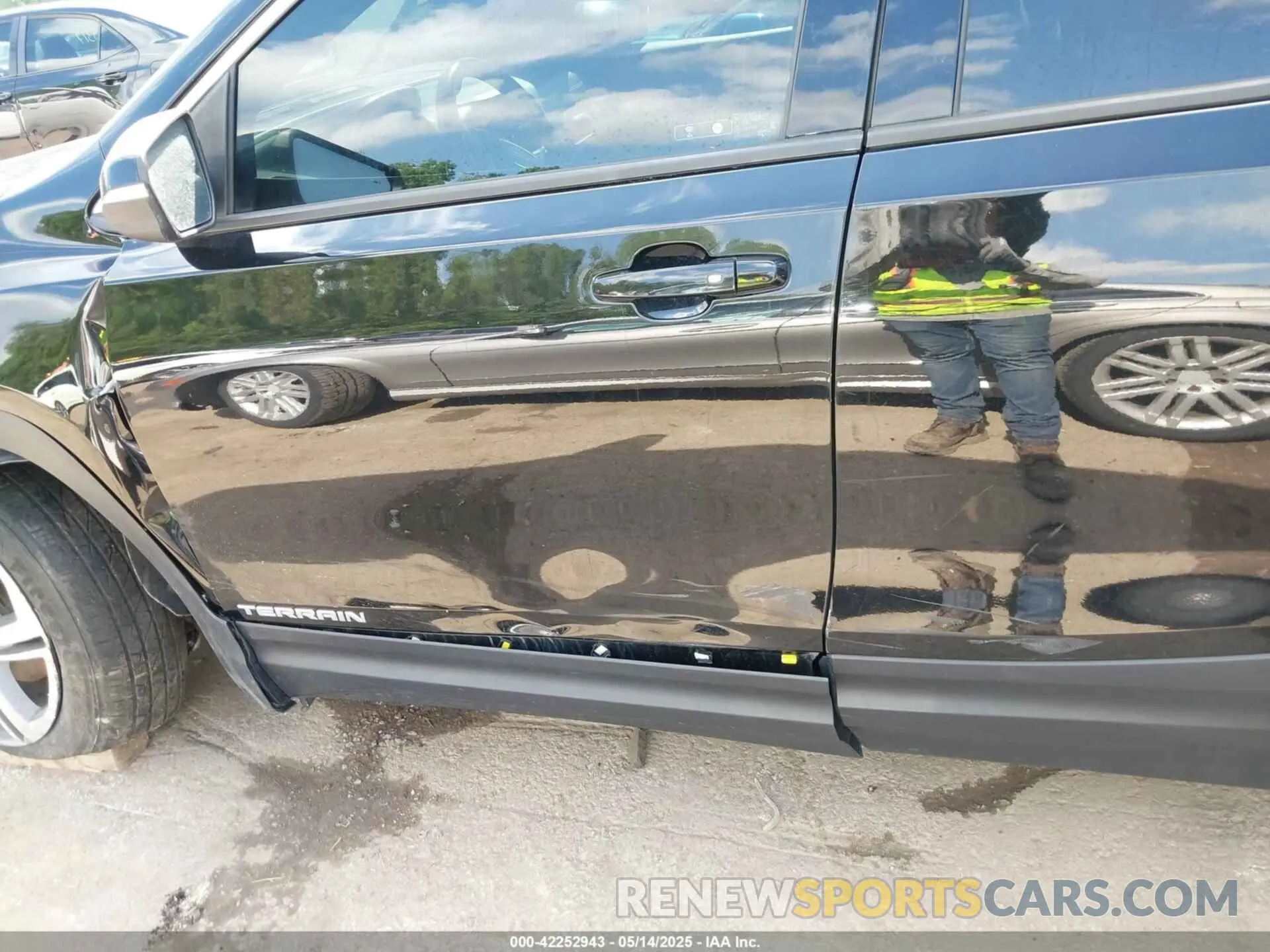 17 Photograph of a damaged car 3GKALVEV1KL324193 GMC TERRAIN 2019