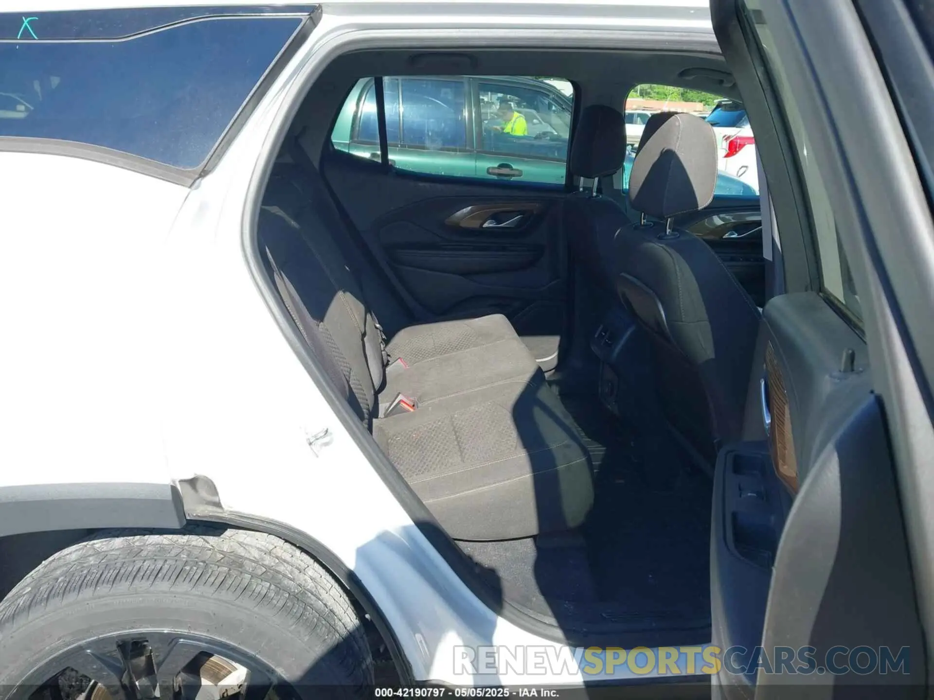 8 Photograph of a damaged car 3GKALMEV9LL194935 GMC TERRAIN 2020