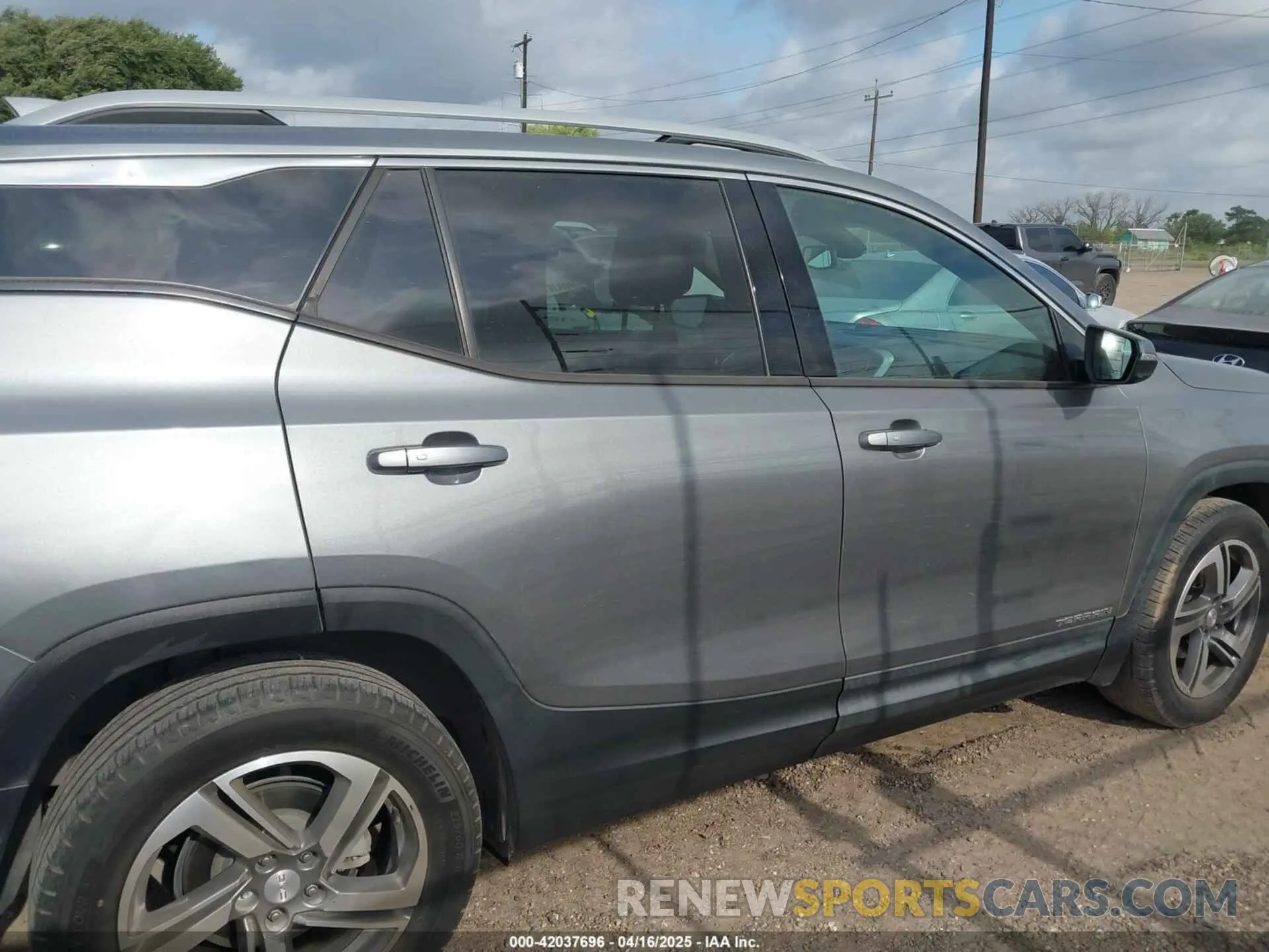 13 Photograph of a damaged car 3GKALPEV5LL282043 GMC TERRAIN 2020