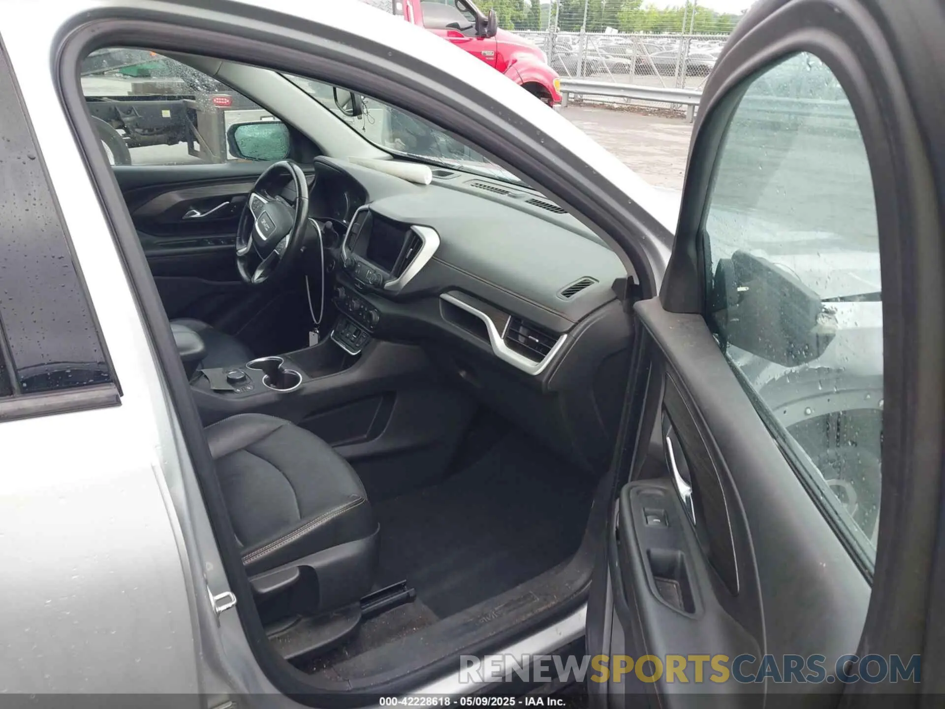 5 Photograph of a damaged car 3GKALPEV6LL136556 GMC TERRAIN 2020