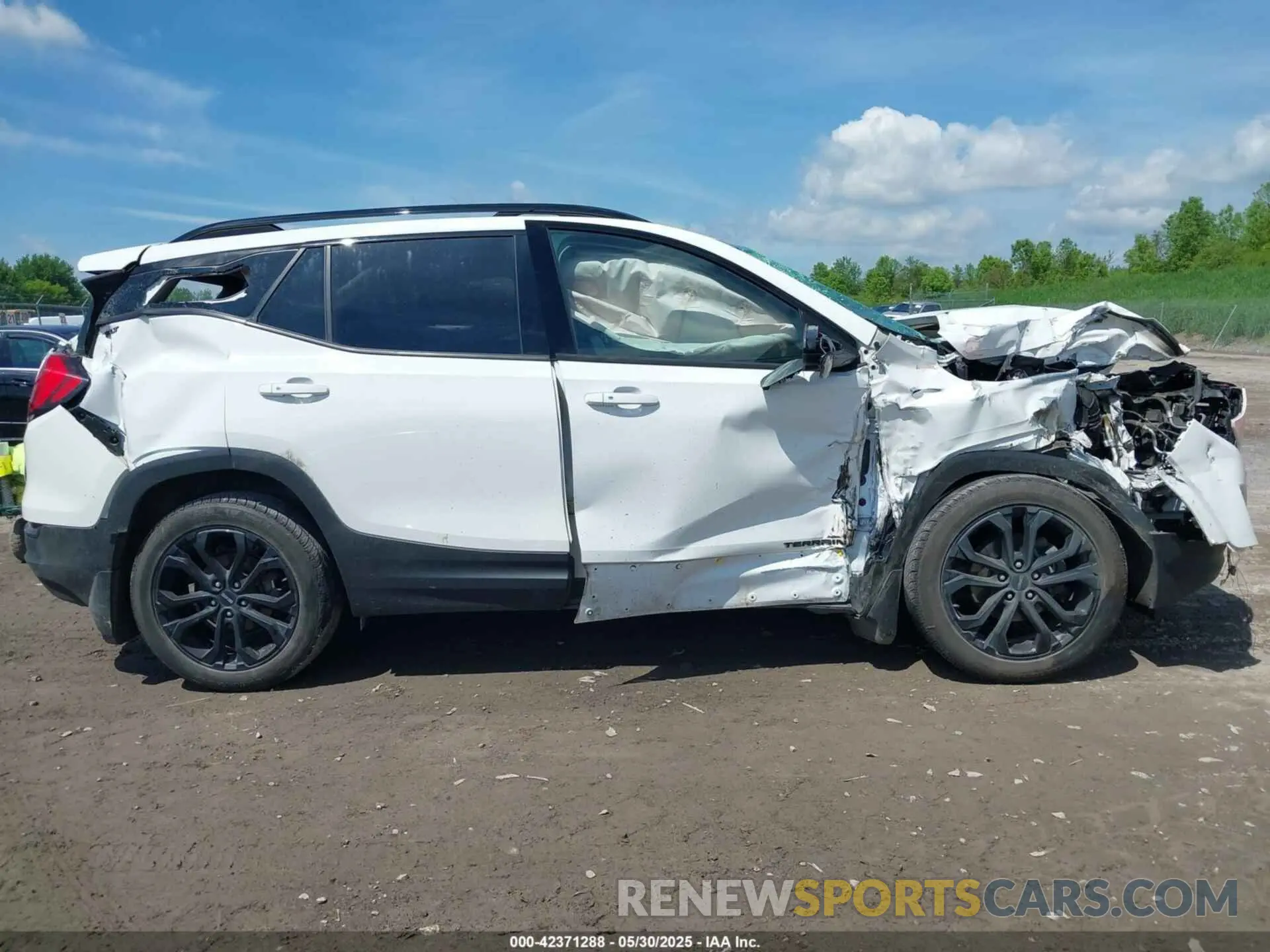 13 Photograph of a damaged car 3GKALVEV2LL259355 GMC TERRAIN 2020