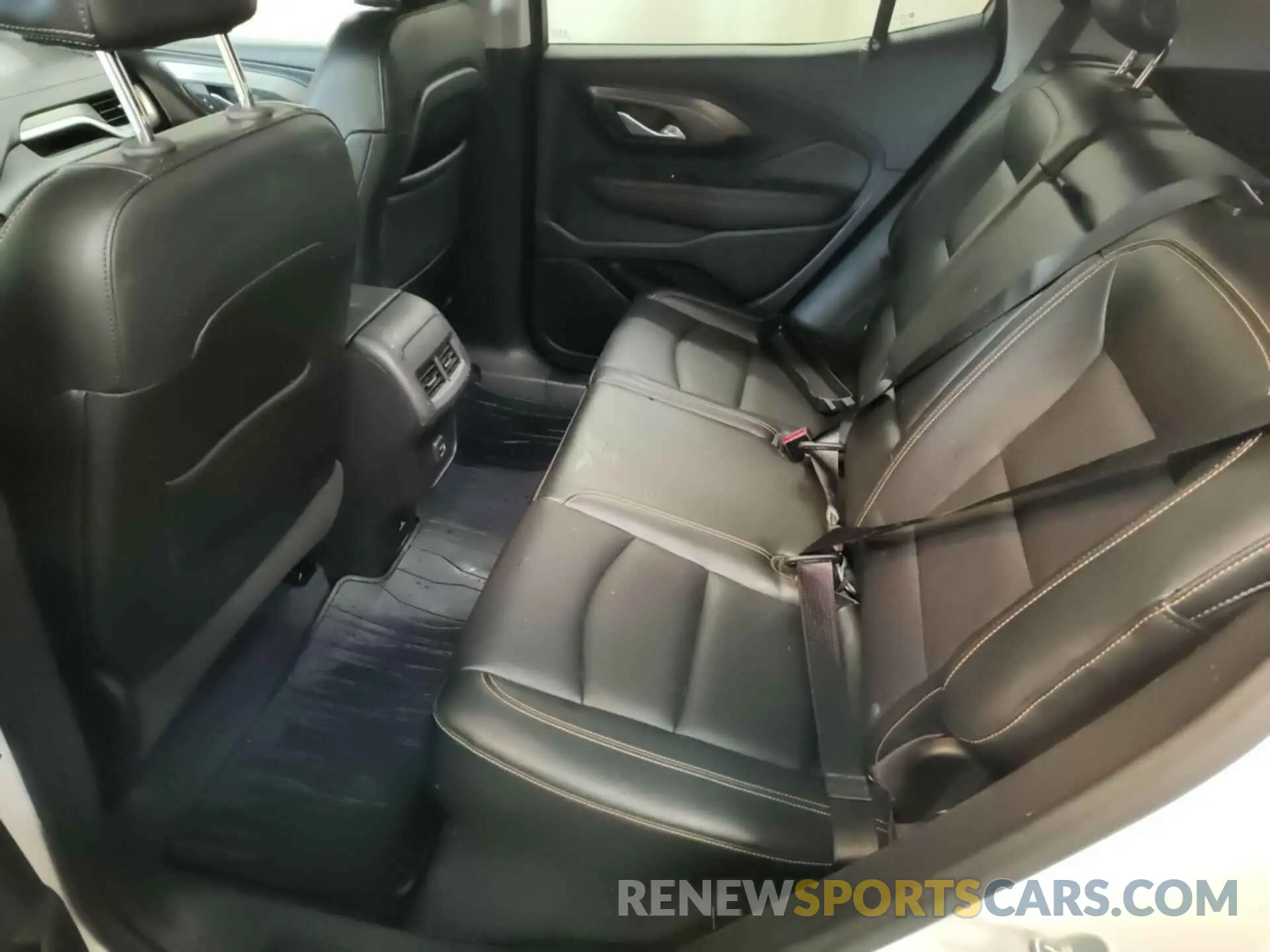 27 Photograph of a damaged car 3GKALVEV4LL301380 GMC TERRAIN 2020