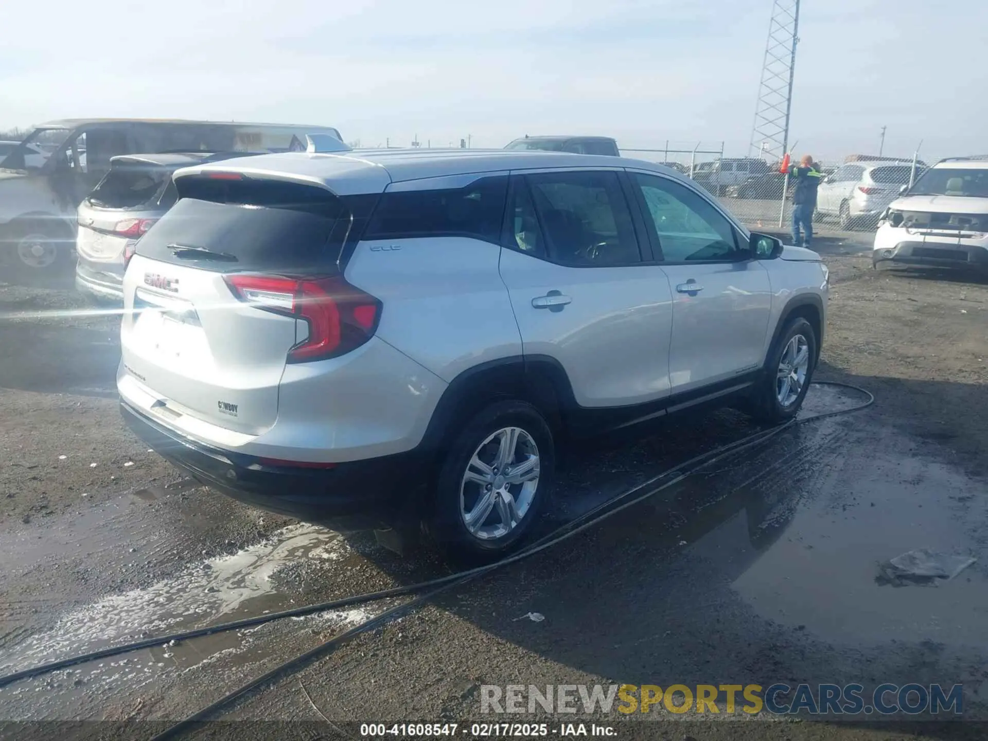 4 Photograph of a damaged car 3GKALMEV0NL190467 GMC TERRAIN 2022