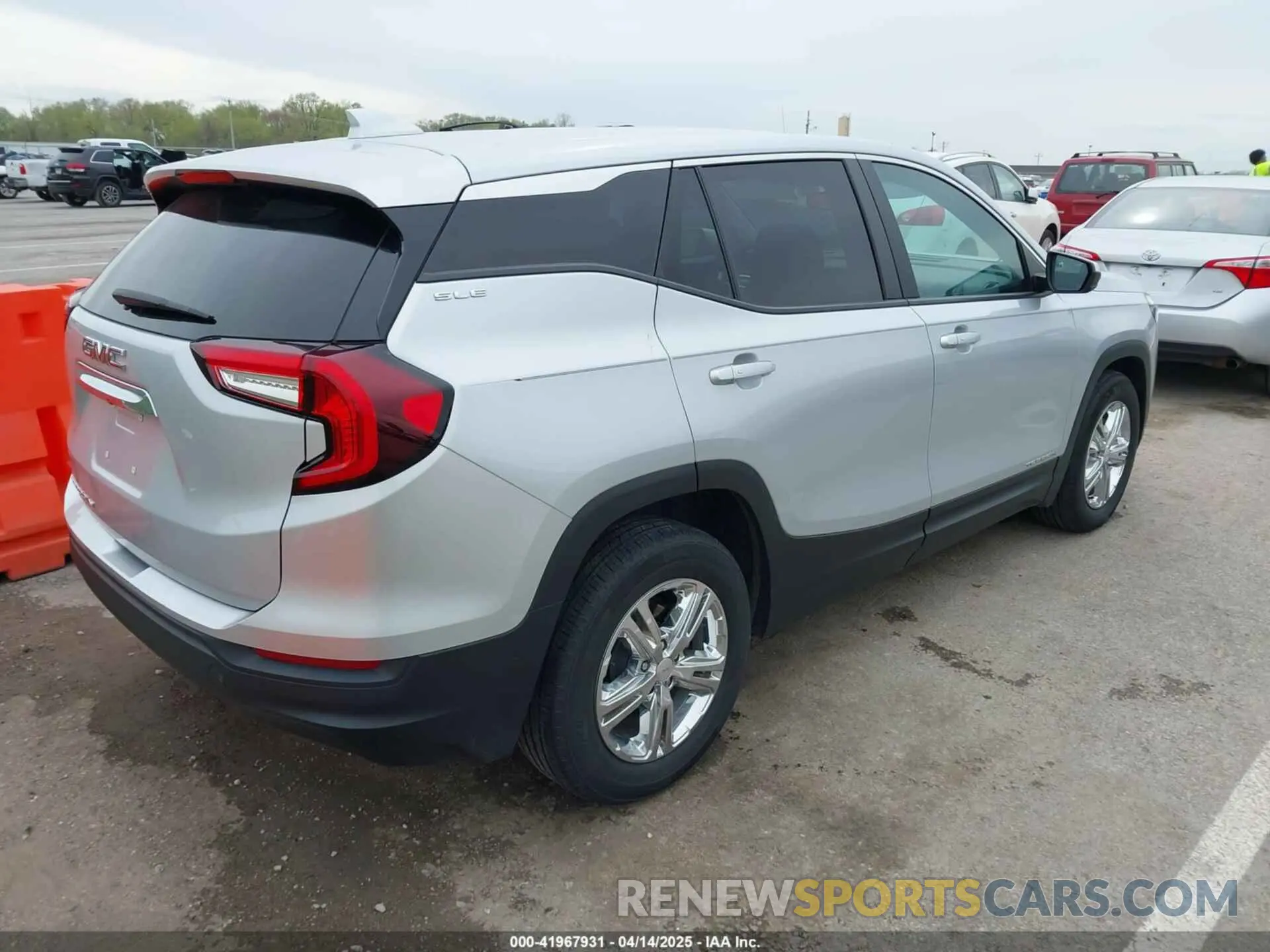 4 Photograph of a damaged car 3GKALMEV0NL271422 GMC TERRAIN 2022