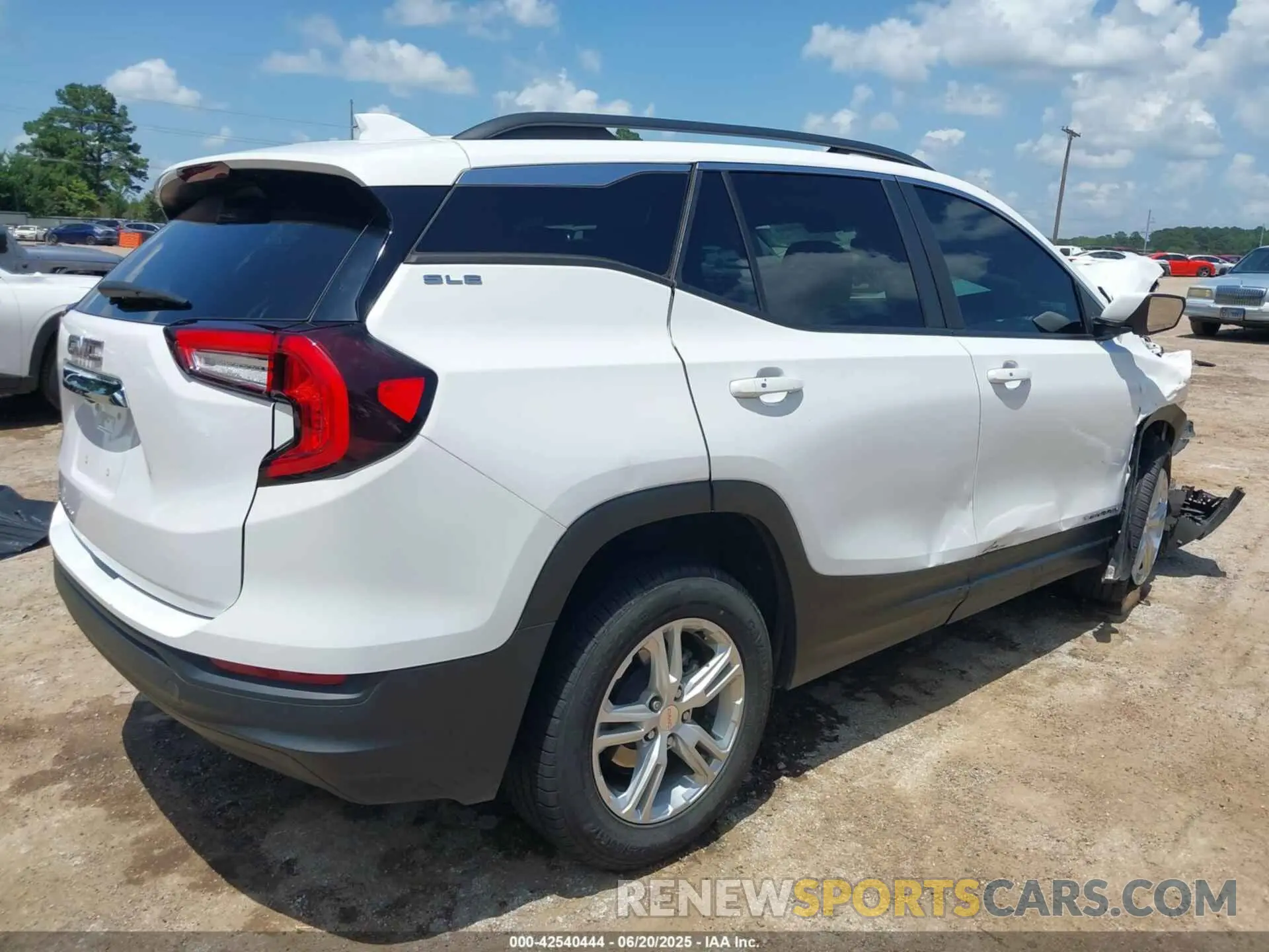 4 Photograph of a damaged car 3GKALMEV1NL114546 GMC TERRAIN 2022