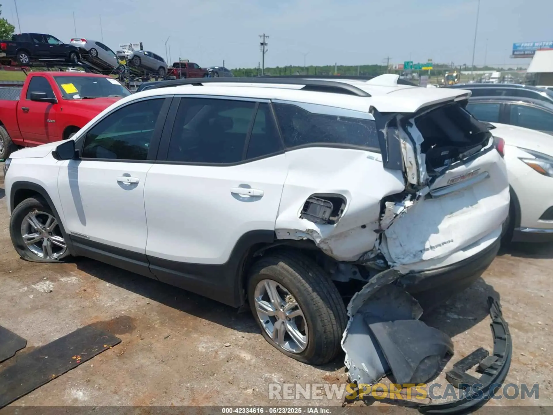 15 Photograph of a damaged car 3GKALMEV1NL138927 GMC TERRAIN 2022