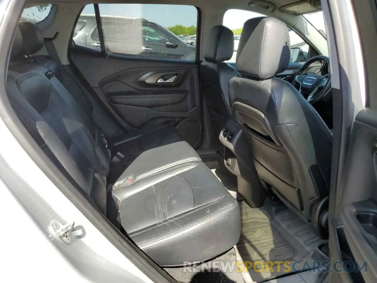 11 Photograph of a damaged car 3GKALMEV1NL209768 GMC TERRAIN 2022