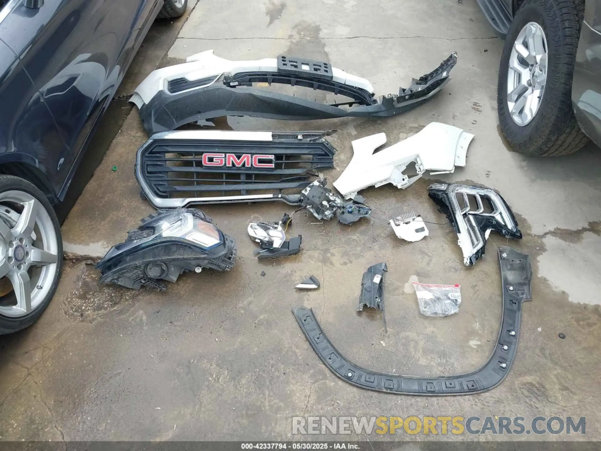 12 Photograph of a damaged car 3GKALMEV2NL137933 GMC TERRAIN 2022