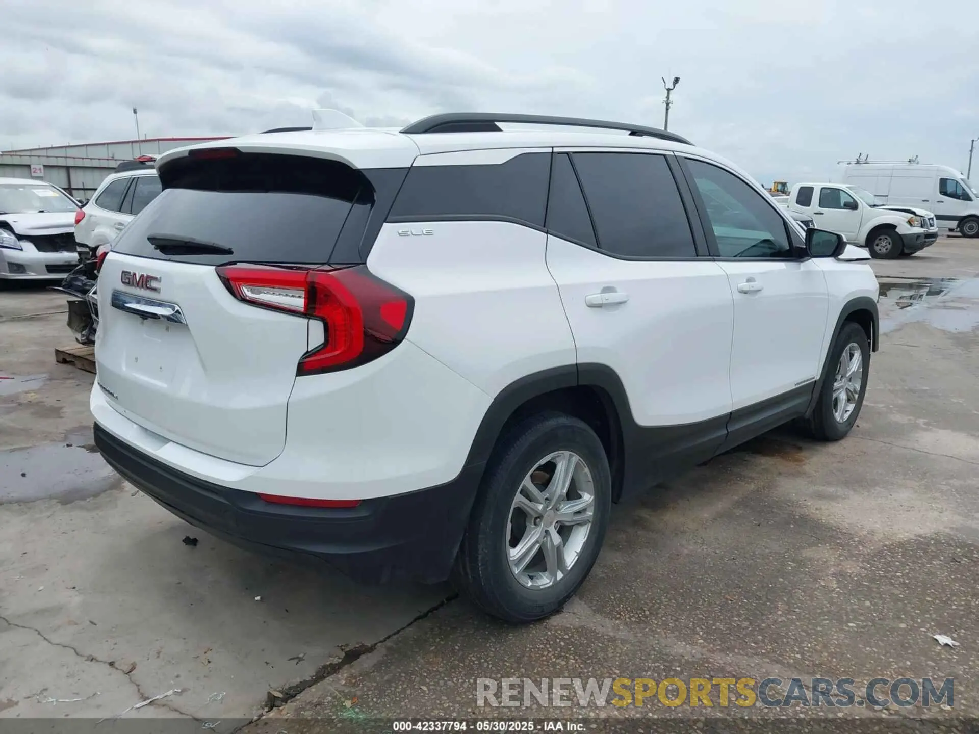 4 Photograph of a damaged car 3GKALMEV2NL137933 GMC TERRAIN 2022