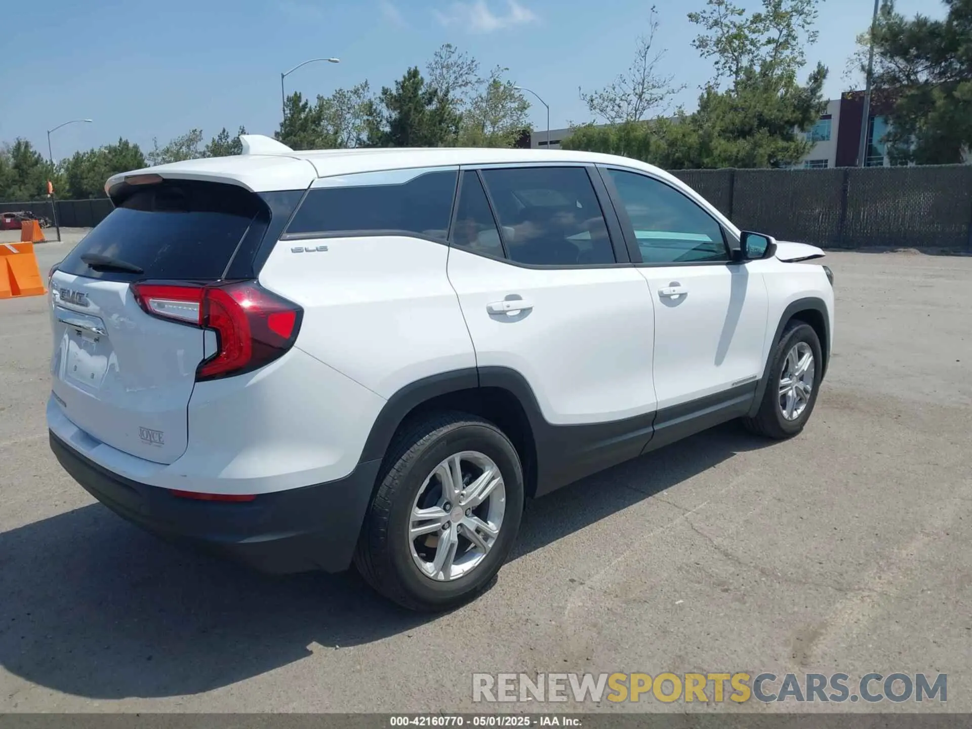 4 Photograph of a damaged car 3GKALMEV3NL228452 GMC TERRAIN 2022