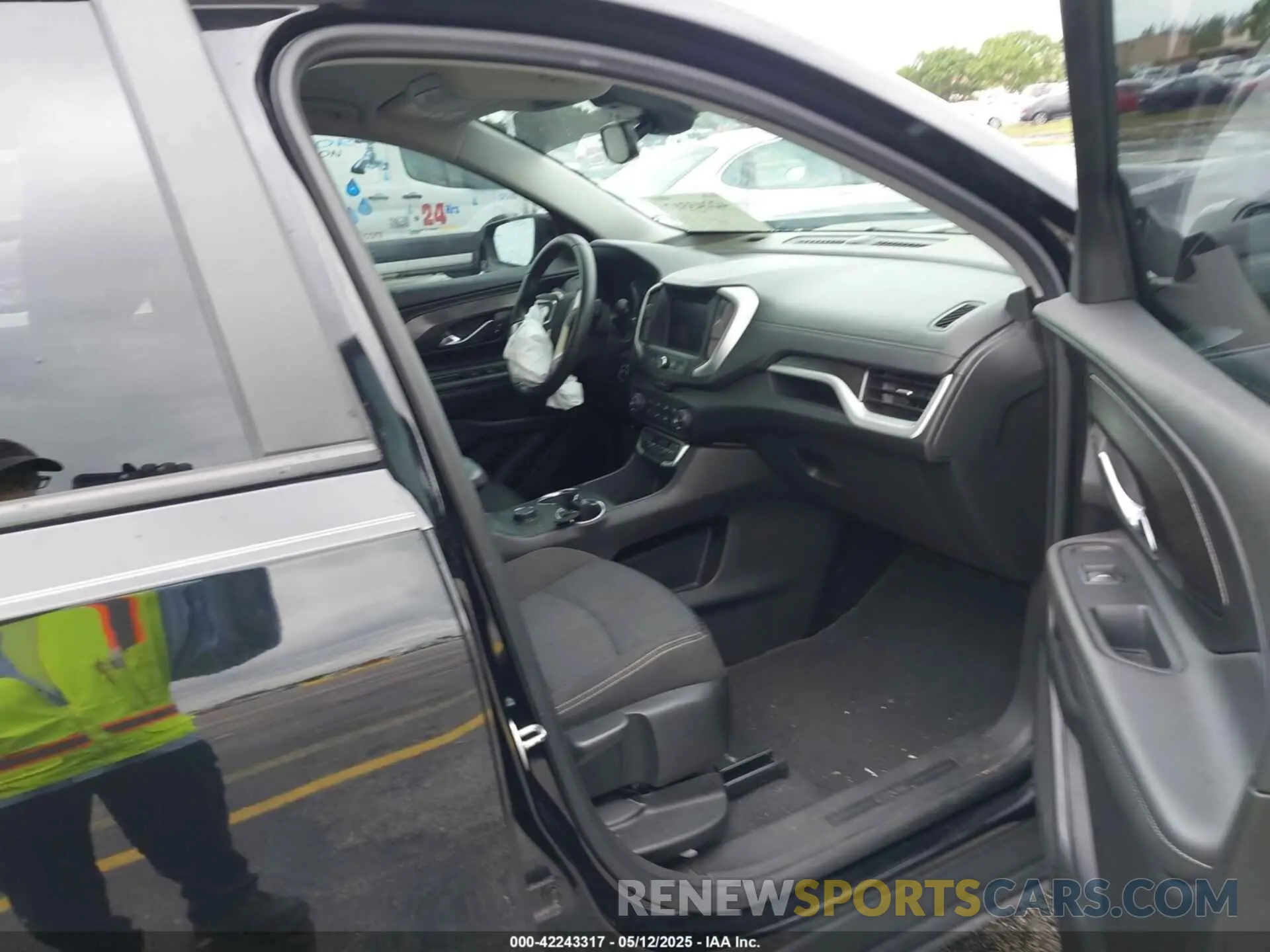5 Photograph of a damaged car 3GKALMEV5NL174474 GMC TERRAIN 2022