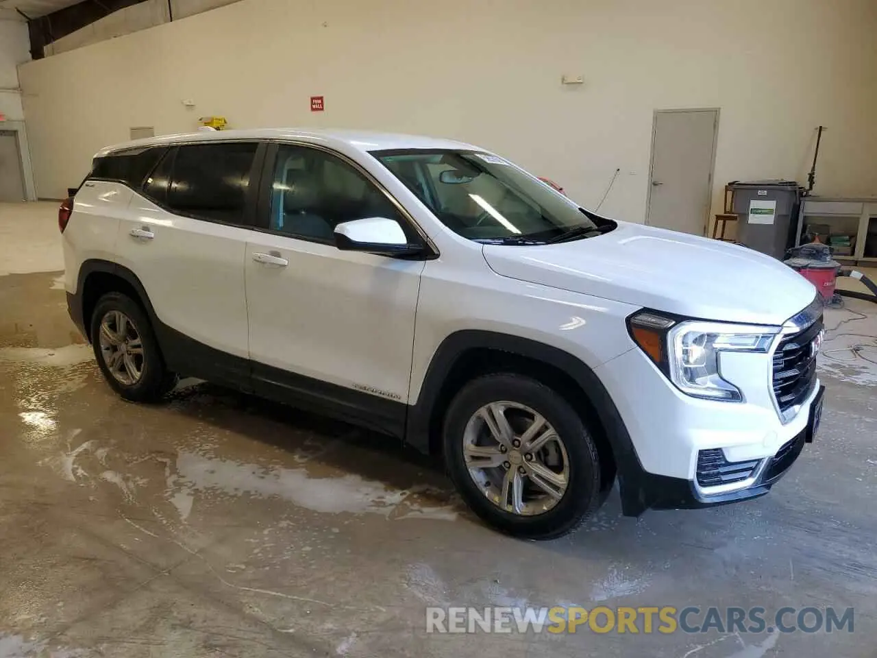 4 Photograph of a damaged car 3GKALMEV5NL274672 GMC TERRAIN 2022