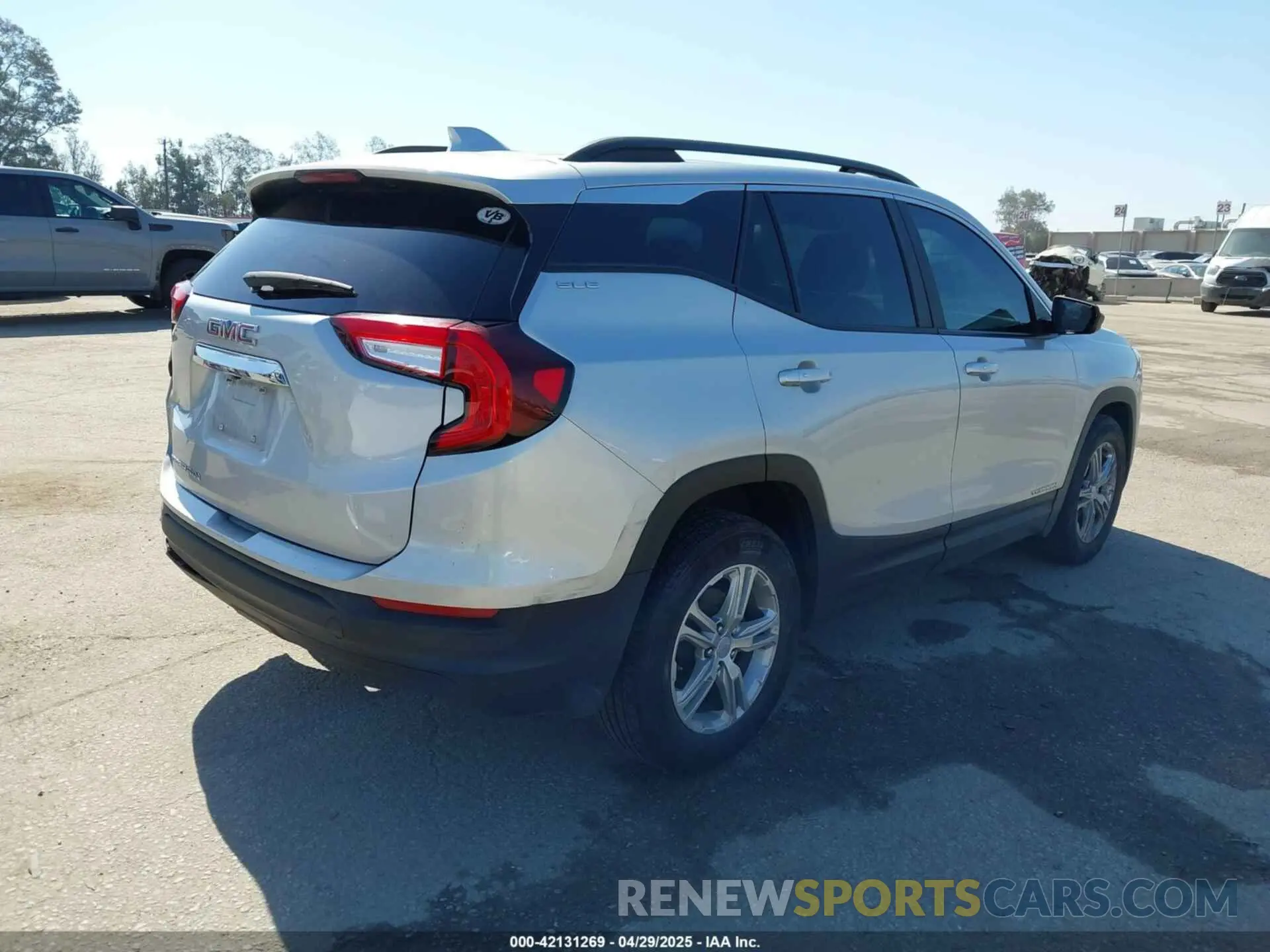 4 Photograph of a damaged car 3GKALMEV6NL230003 GMC TERRAIN 2022