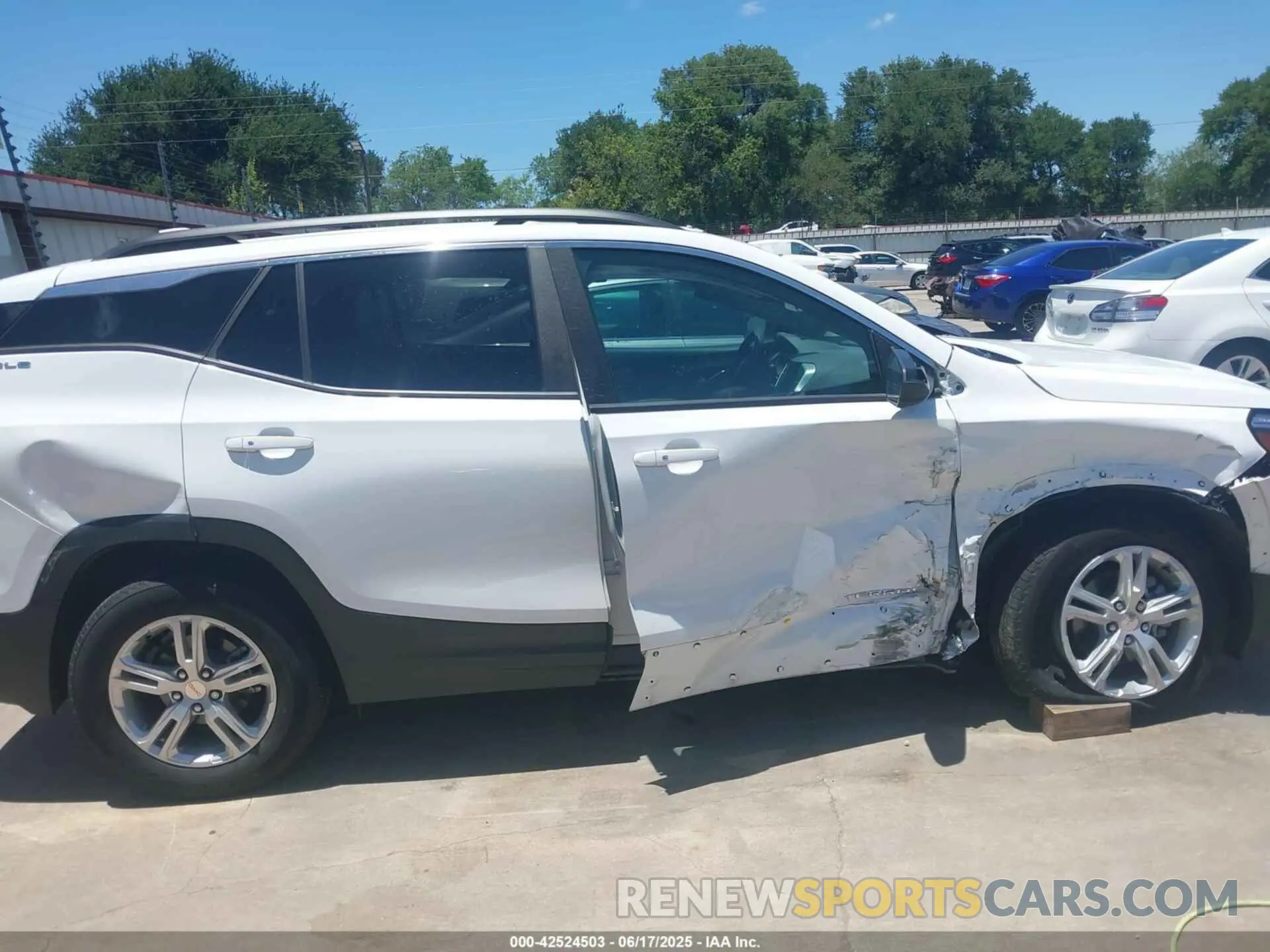 18 Photograph of a damaged car 3GKALMEV6NL310482 GMC TERRAIN 2022