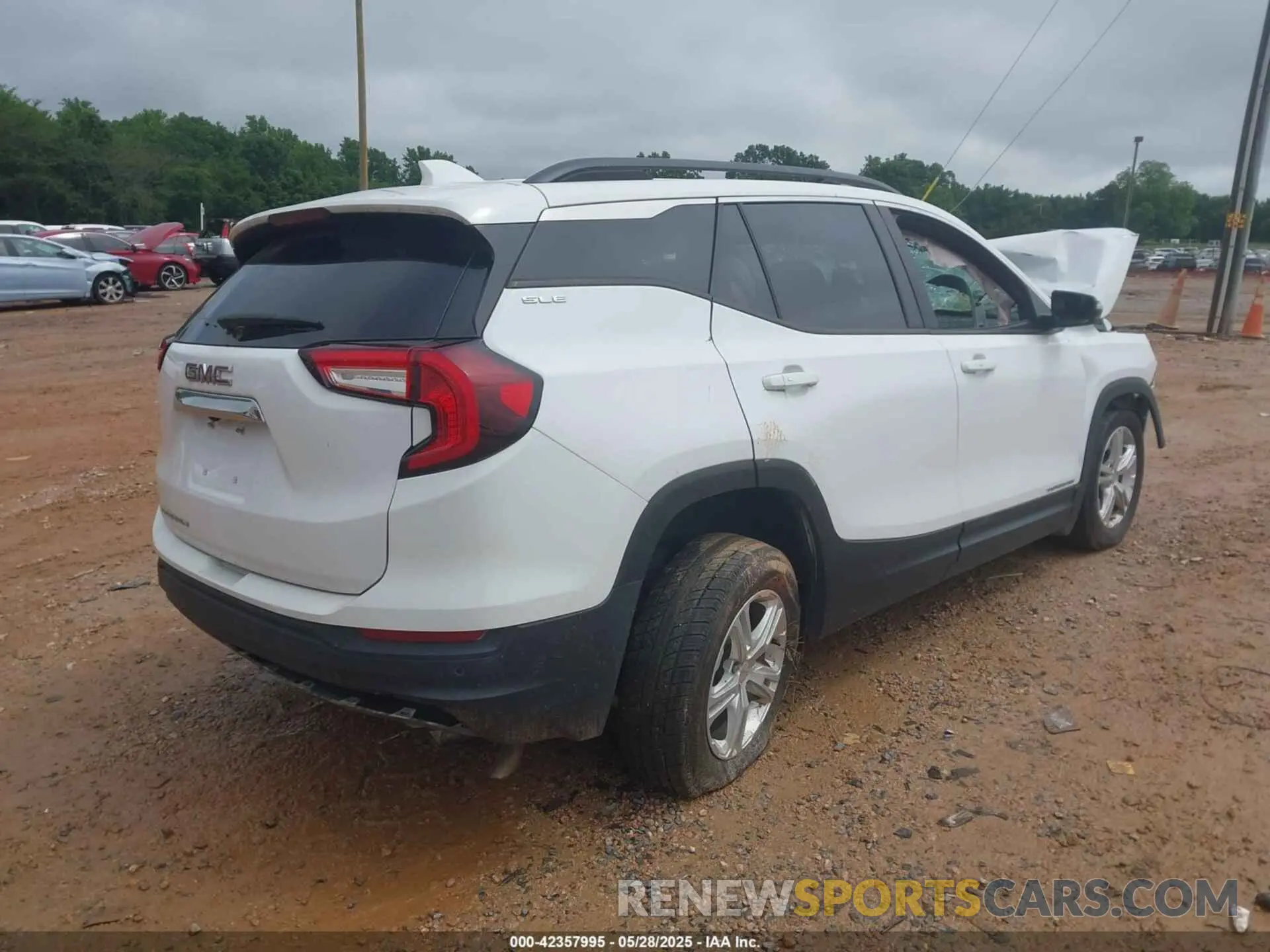 4 Photograph of a damaged car 3GKALMEV7NL165534 GMC TERRAIN 2022