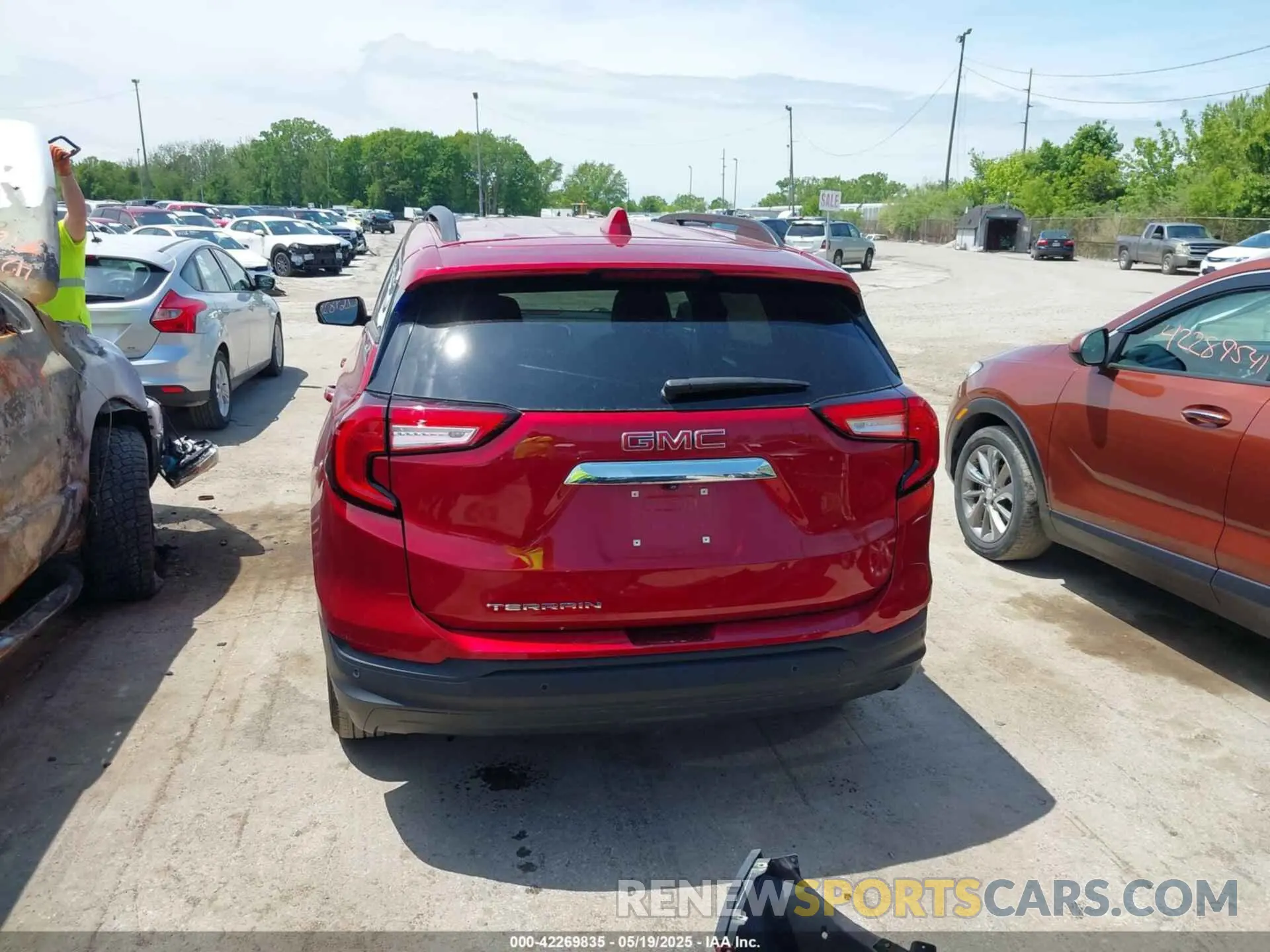 17 Photograph of a damaged car 3GKALMEV9NL182044 GMC TERRAIN 2022