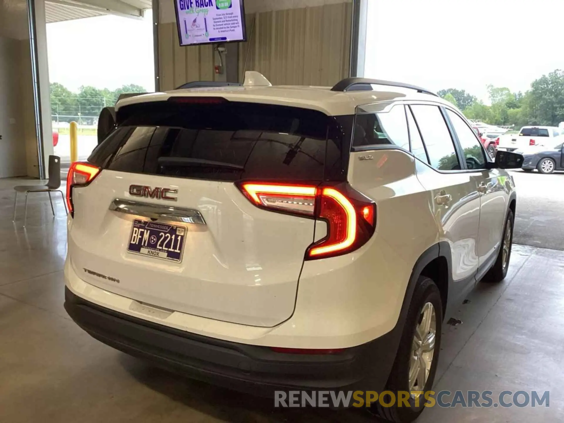 24 Photograph of a damaged car 3GKALMEV9NL212210 GMC TERRAIN 2022