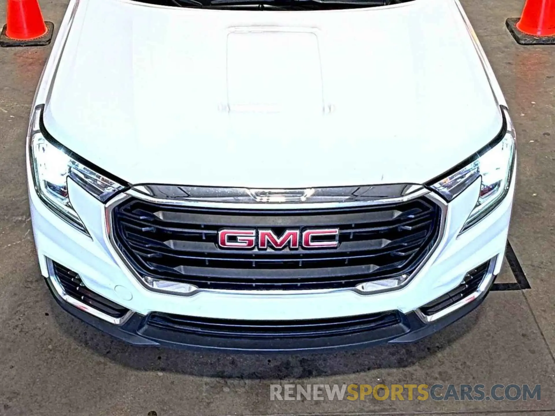 34 Photograph of a damaged car 3GKALMEV9NL212210 GMC TERRAIN 2022