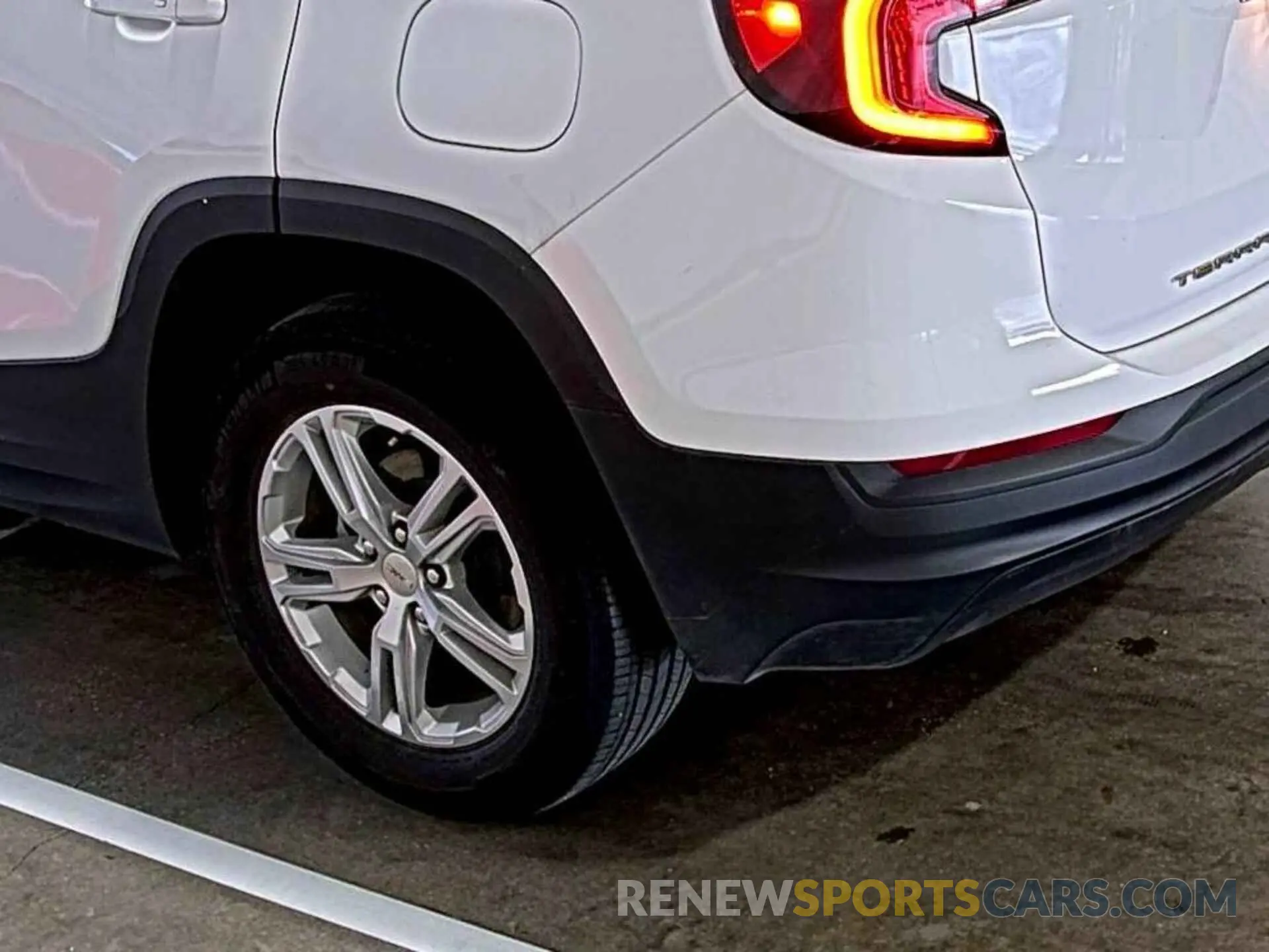 35 Photograph of a damaged car 3GKALMEV9NL212210 GMC TERRAIN 2022
