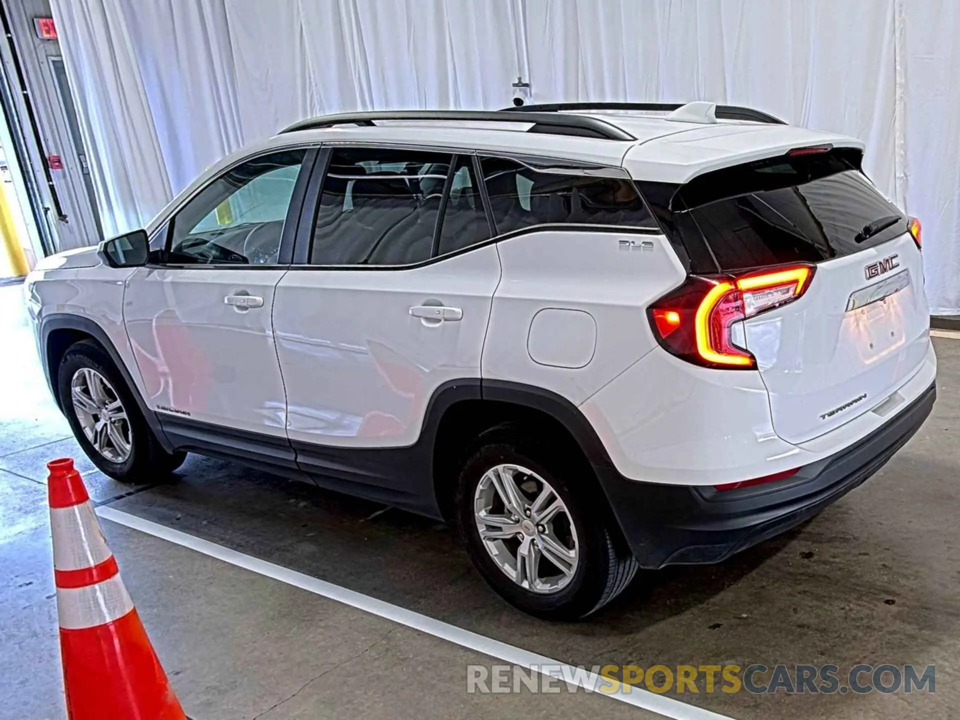 8 Photograph of a damaged car 3GKALMEV9NL212210 GMC TERRAIN 2022