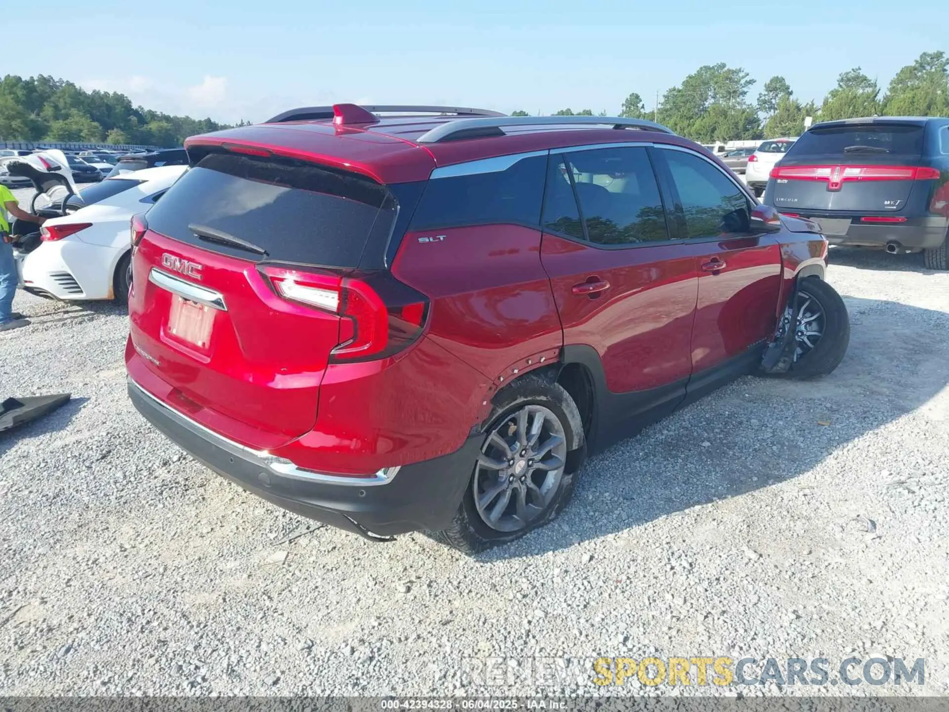 4 Photograph of a damaged car 3GKALPEV0NL157907 GMC TERRAIN 2022