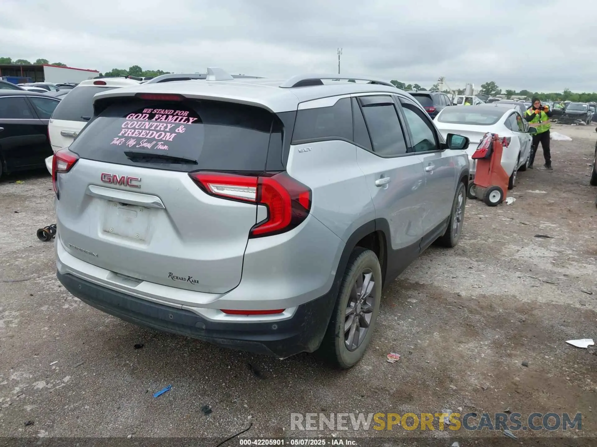 4 Photograph of a damaged car 3GKALPEV6NL271507 GMC TERRAIN 2022