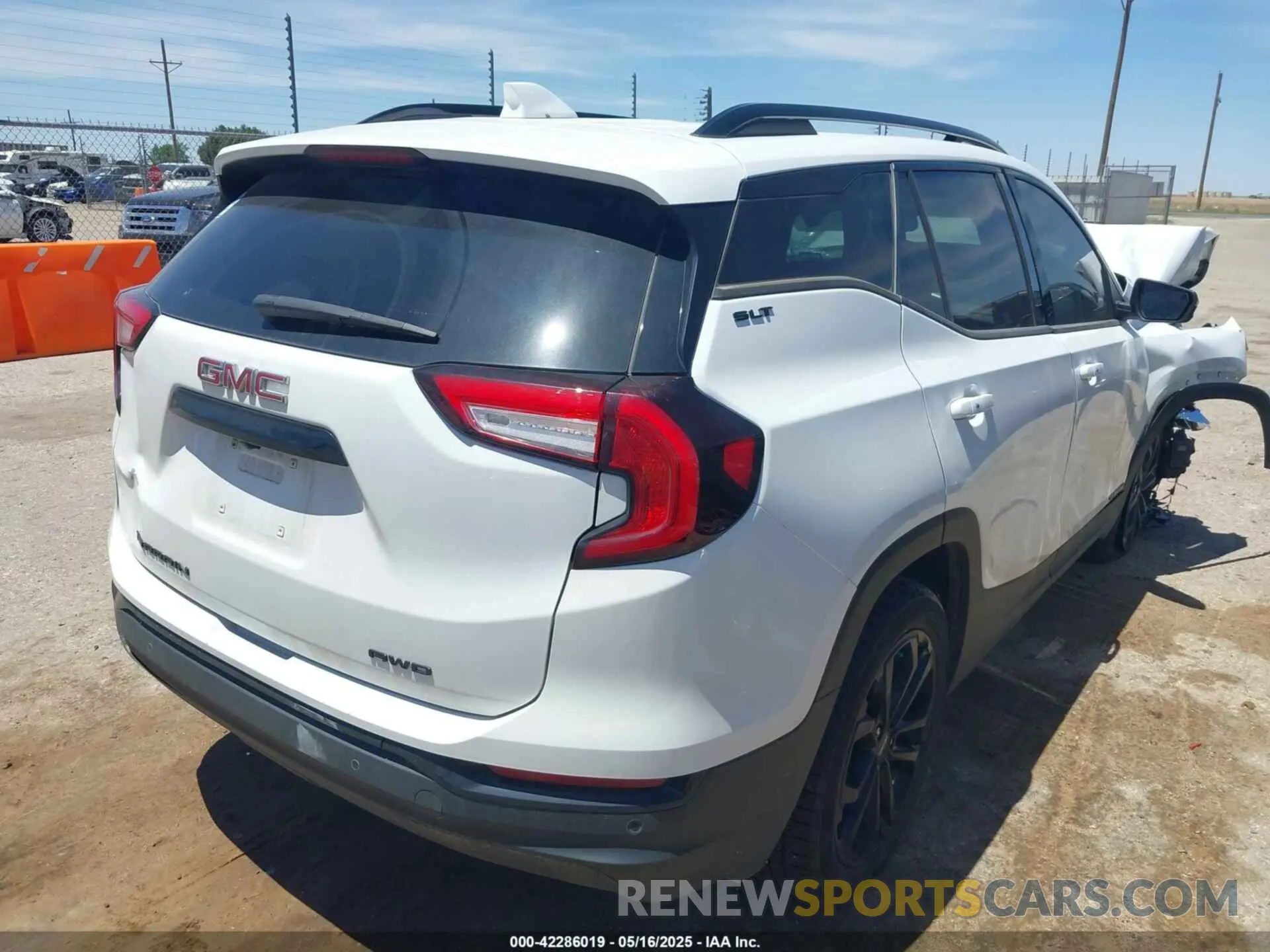 4 Photograph of a damaged car 3GKALVEV0NL293247 GMC TERRAIN 2022