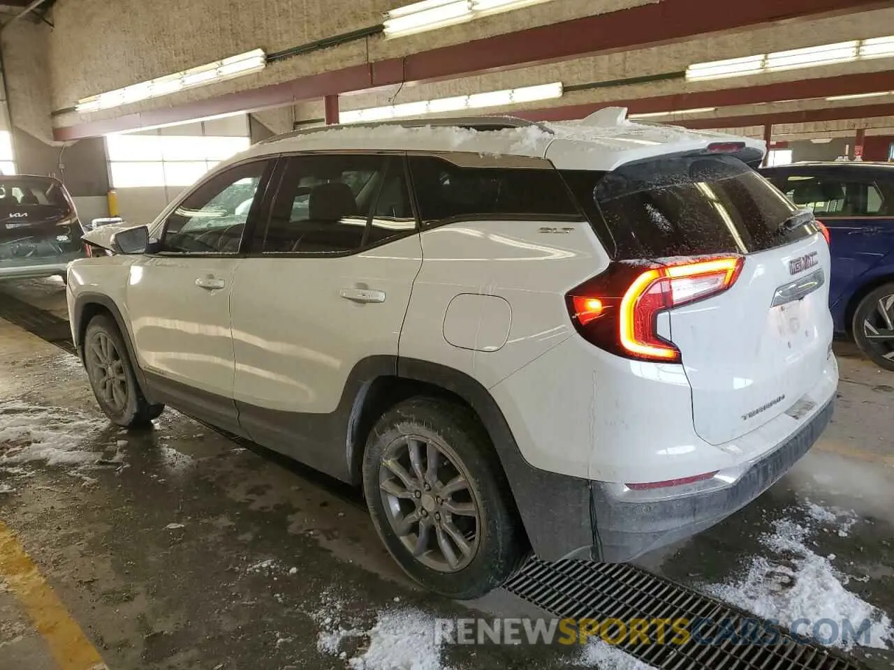 2 Photograph of a damaged car 3GKALVEV1NL125357 GMC TERRAIN 2022