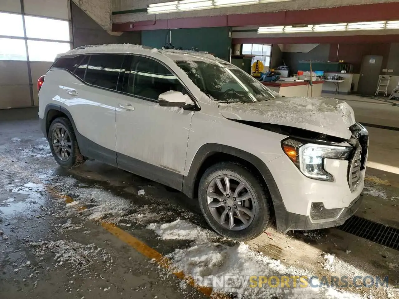 4 Photograph of a damaged car 3GKALVEV1NL125357 GMC TERRAIN 2022