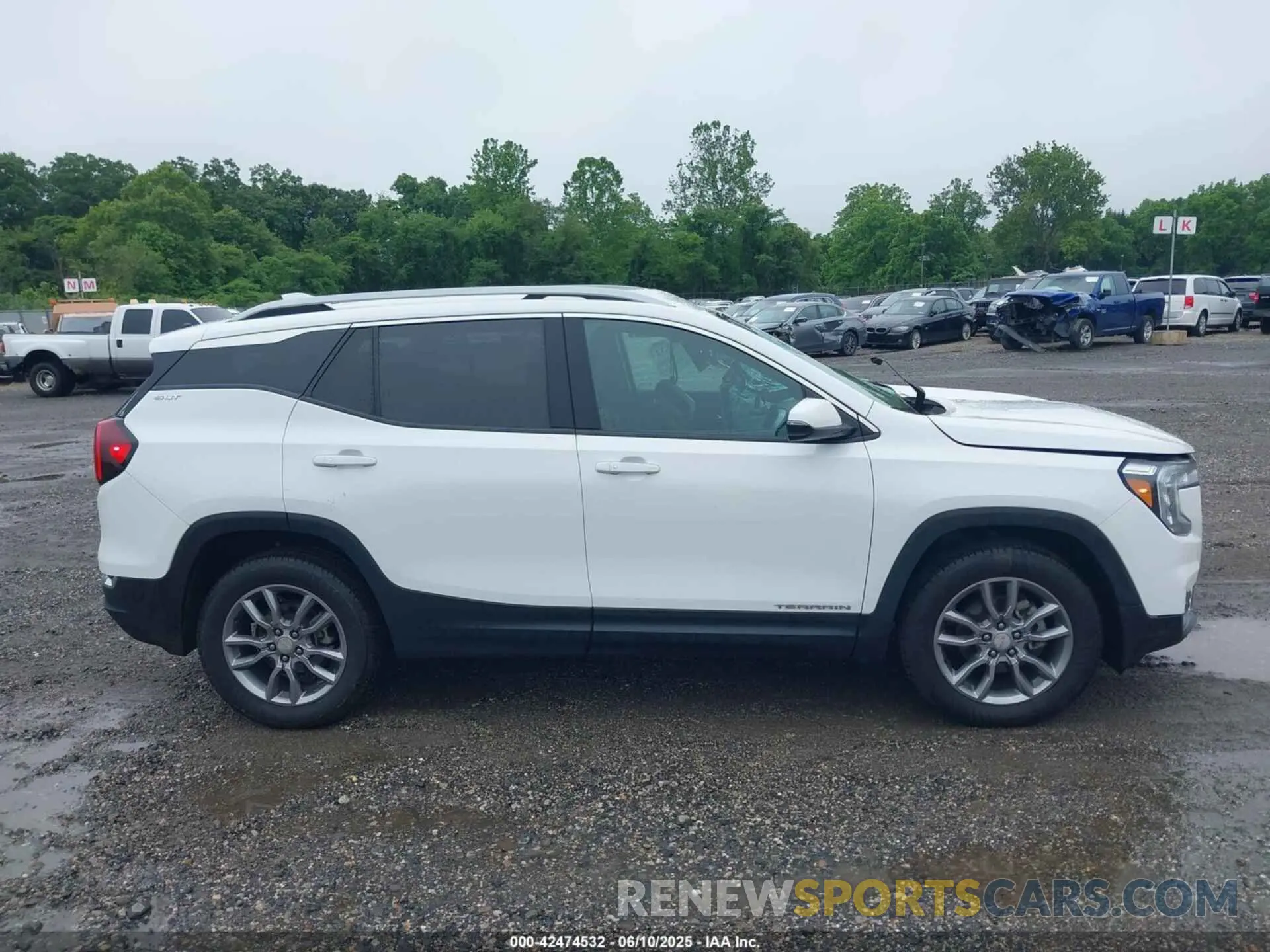 13 Photograph of a damaged car 3GKALVEV1NL164112 GMC TERRAIN 2022