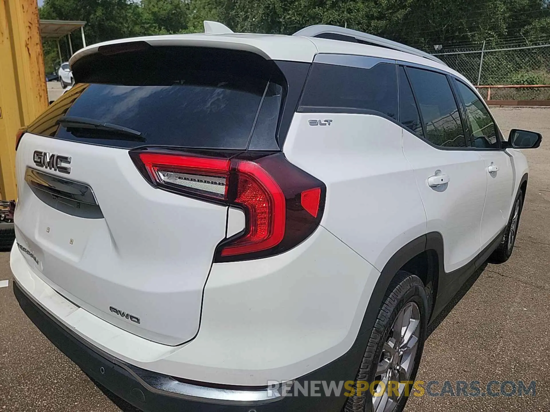 11 Photograph of a damaged car 3GKALVEV4NL149362 GMC TERRAIN 2022