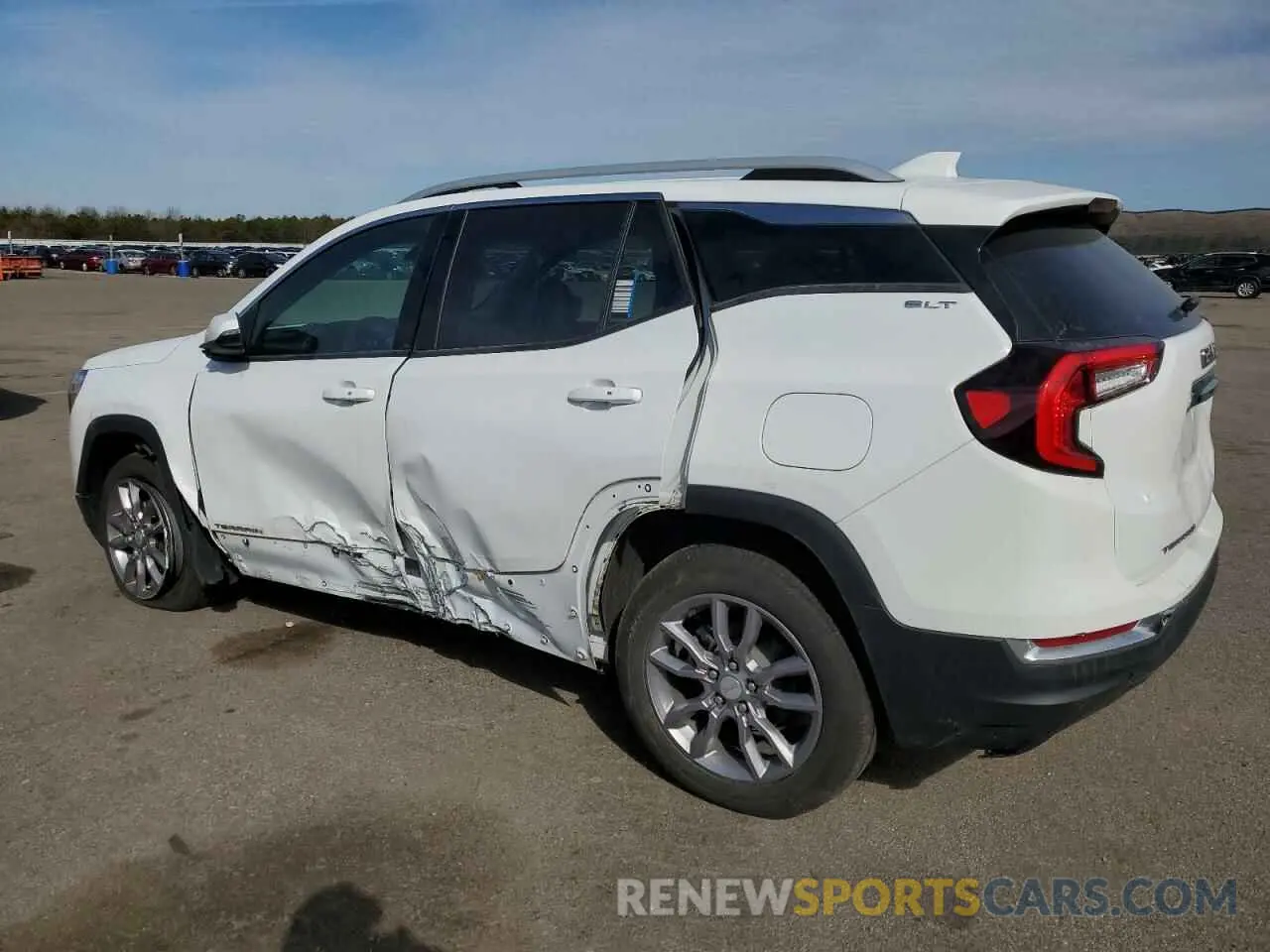 2 Photograph of a damaged car 3GKALVEV7NL111768 GMC TERRAIN 2022