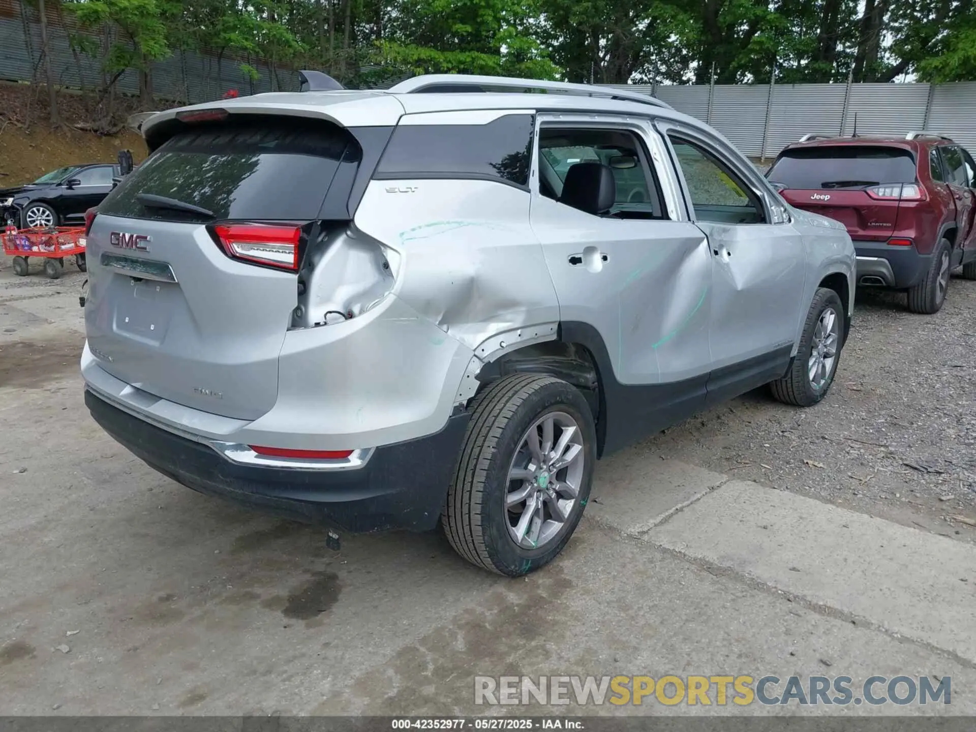 4 Photograph of a damaged car 3GKALVEV7NL159321 GMC TERRAIN 2022
