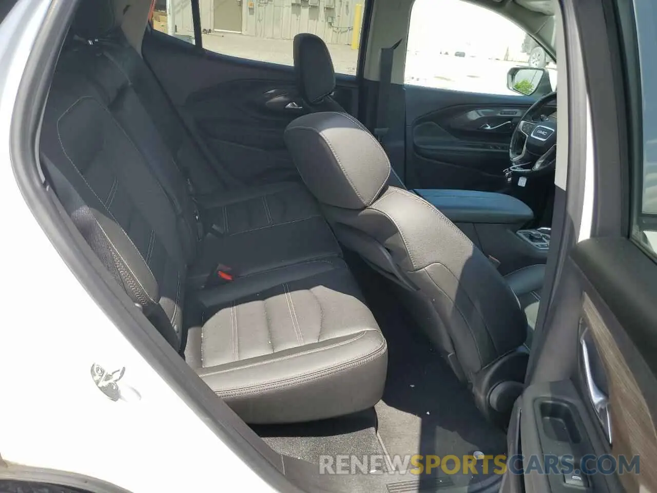 11 Photograph of a damaged car 3GKALXEV0NL296872 GMC TERRAIN 2022