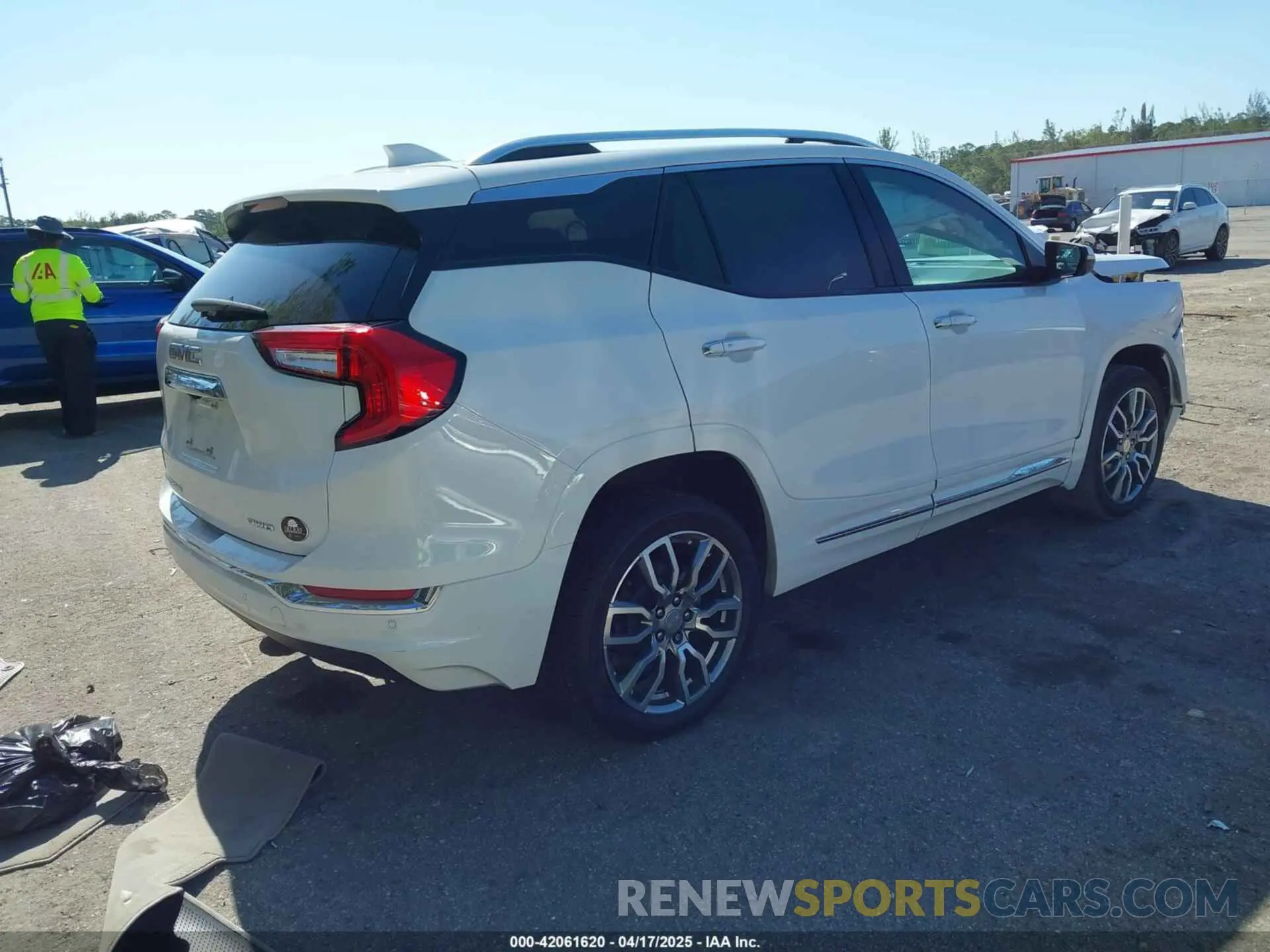 4 Photograph of a damaged car 3GKALXEV8NL286266 GMC TERRAIN 2022