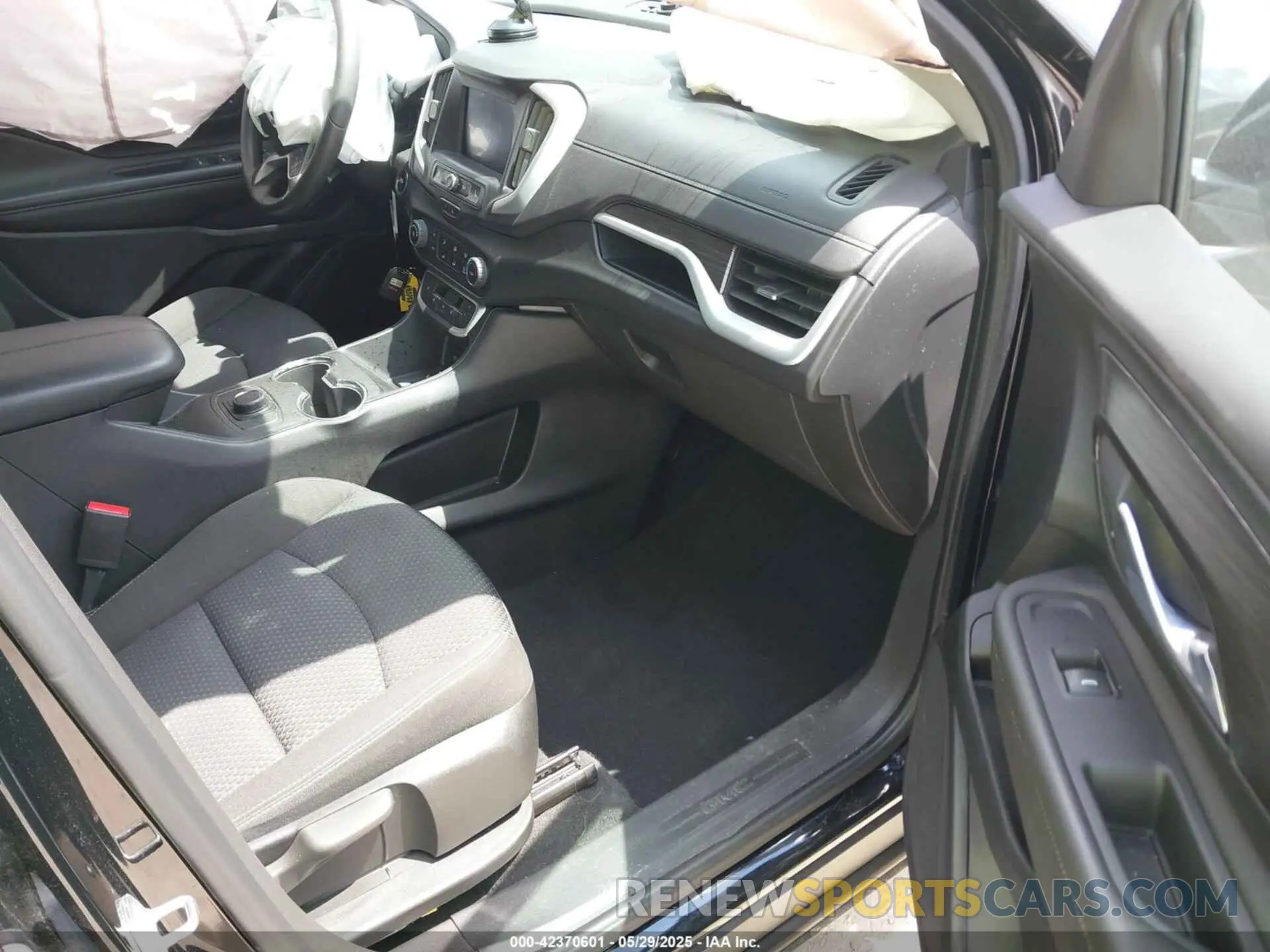 5 Photograph of a damaged car 3GKALMEG0PL137708 GMC TERRAIN 2023