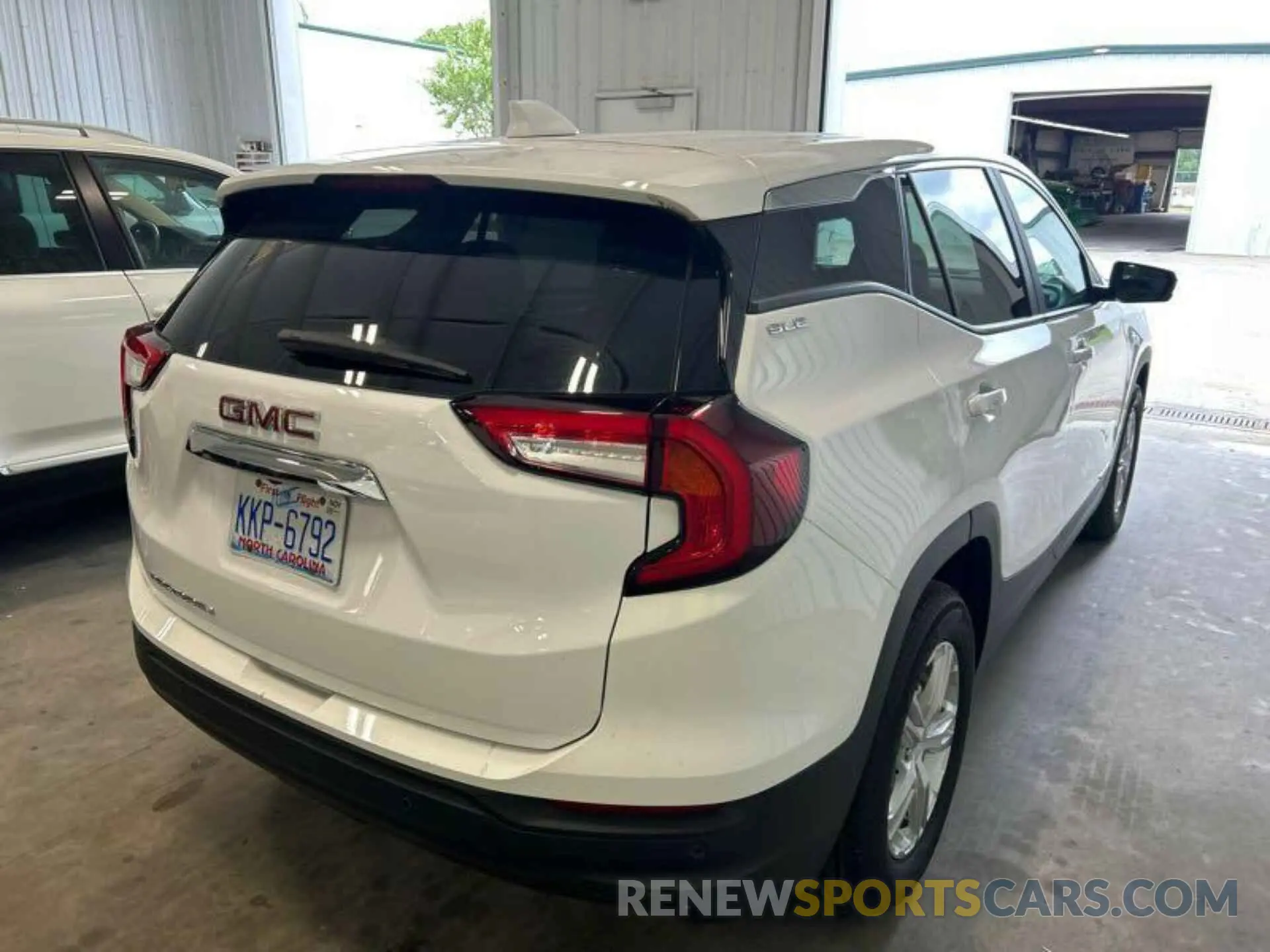 5 Photograph of a damaged car 3GKALMEG6PL220009 GMC TERRAIN 2023