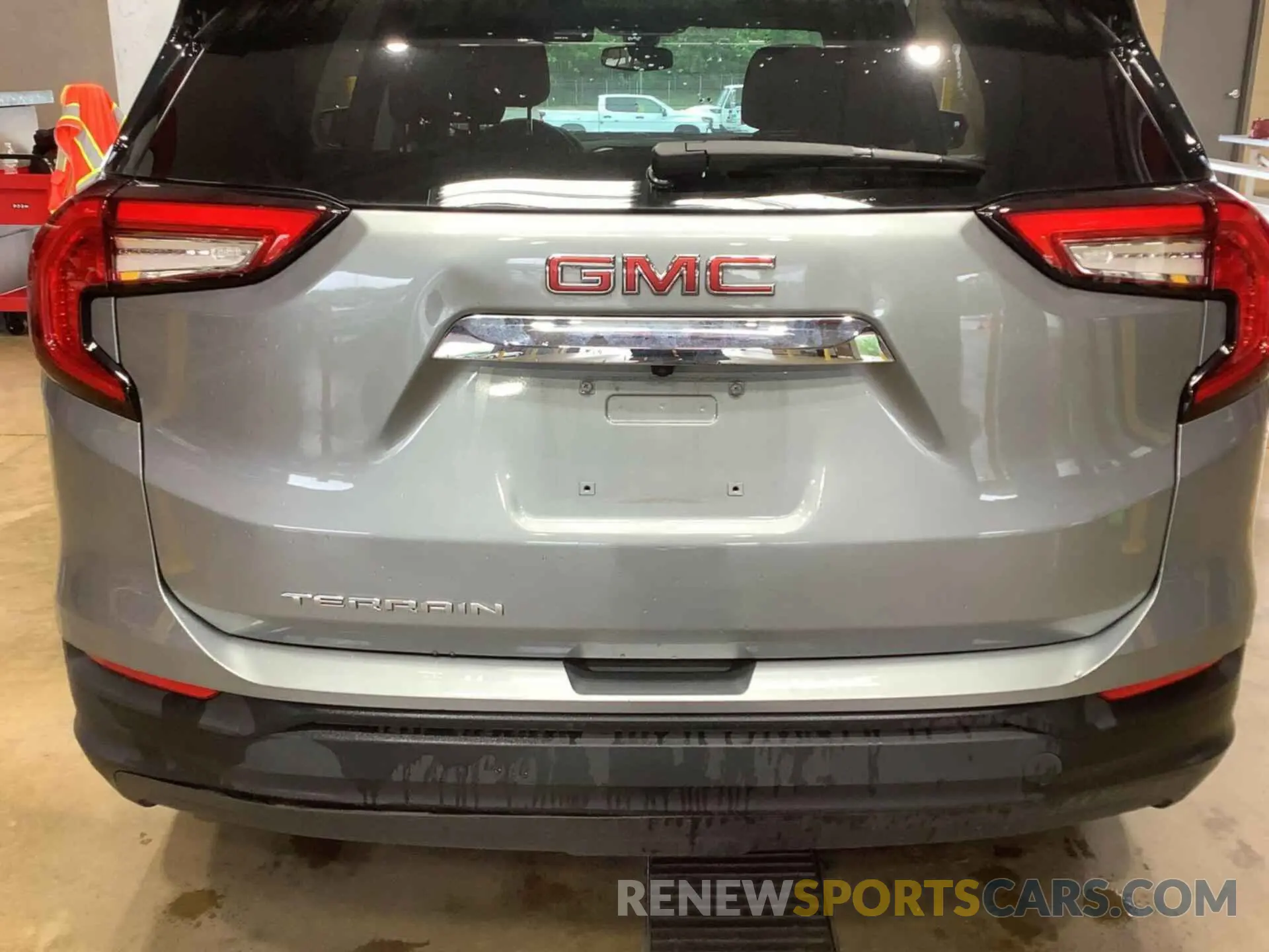 32 Photograph of a damaged car 3GKALMEG8PL106111 GMC TERRAIN 2023