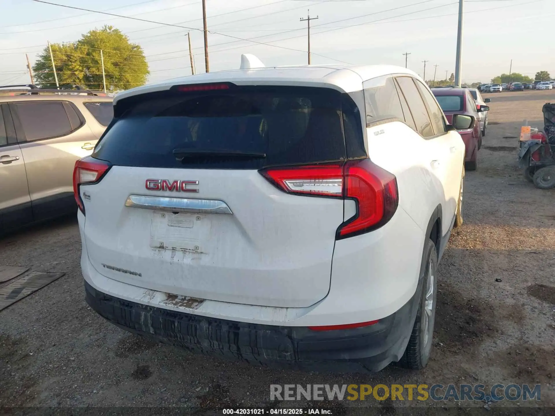 4 Photograph of a damaged car 3GKALMEG0RL242364 GMC TERRAIN 2024