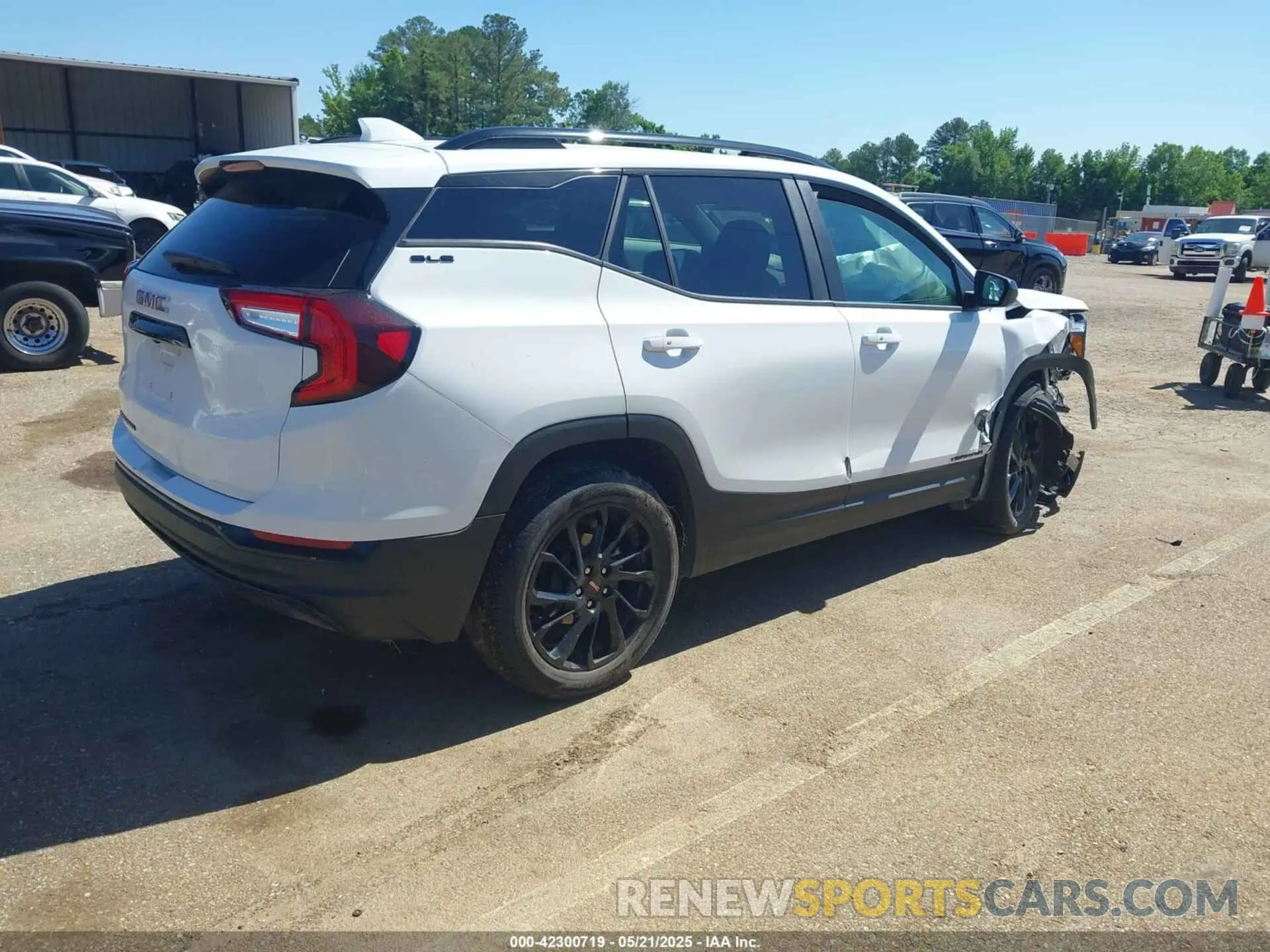 4 Photograph of a damaged car 3GKALMEG0RL268673 GMC TERRAIN 2024