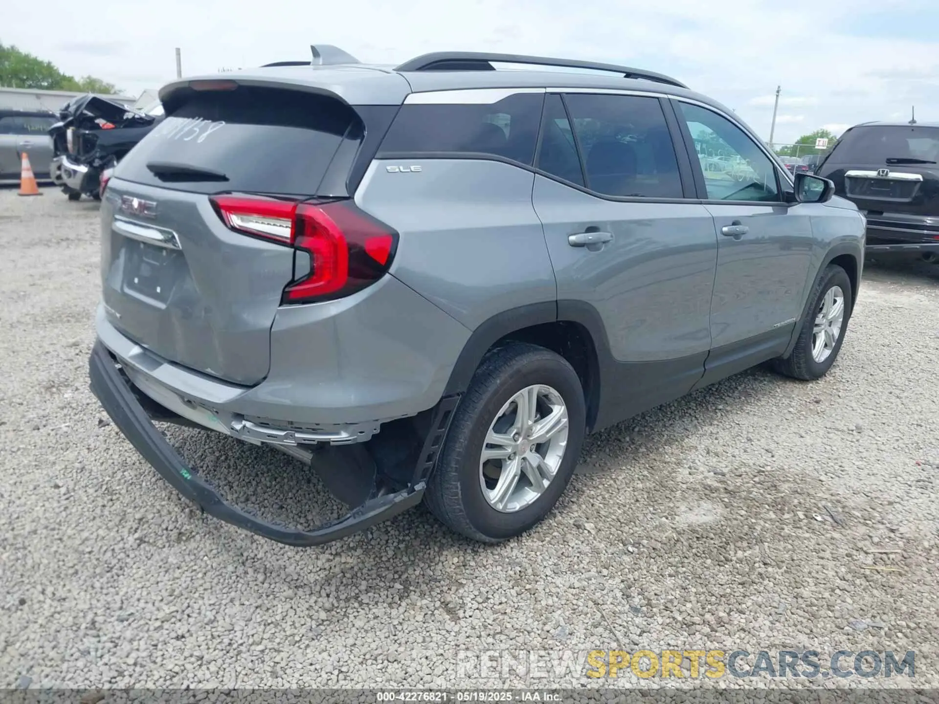 4 Photograph of a damaged car 3GKALMEG2RL304458 GMC TERRAIN 2024