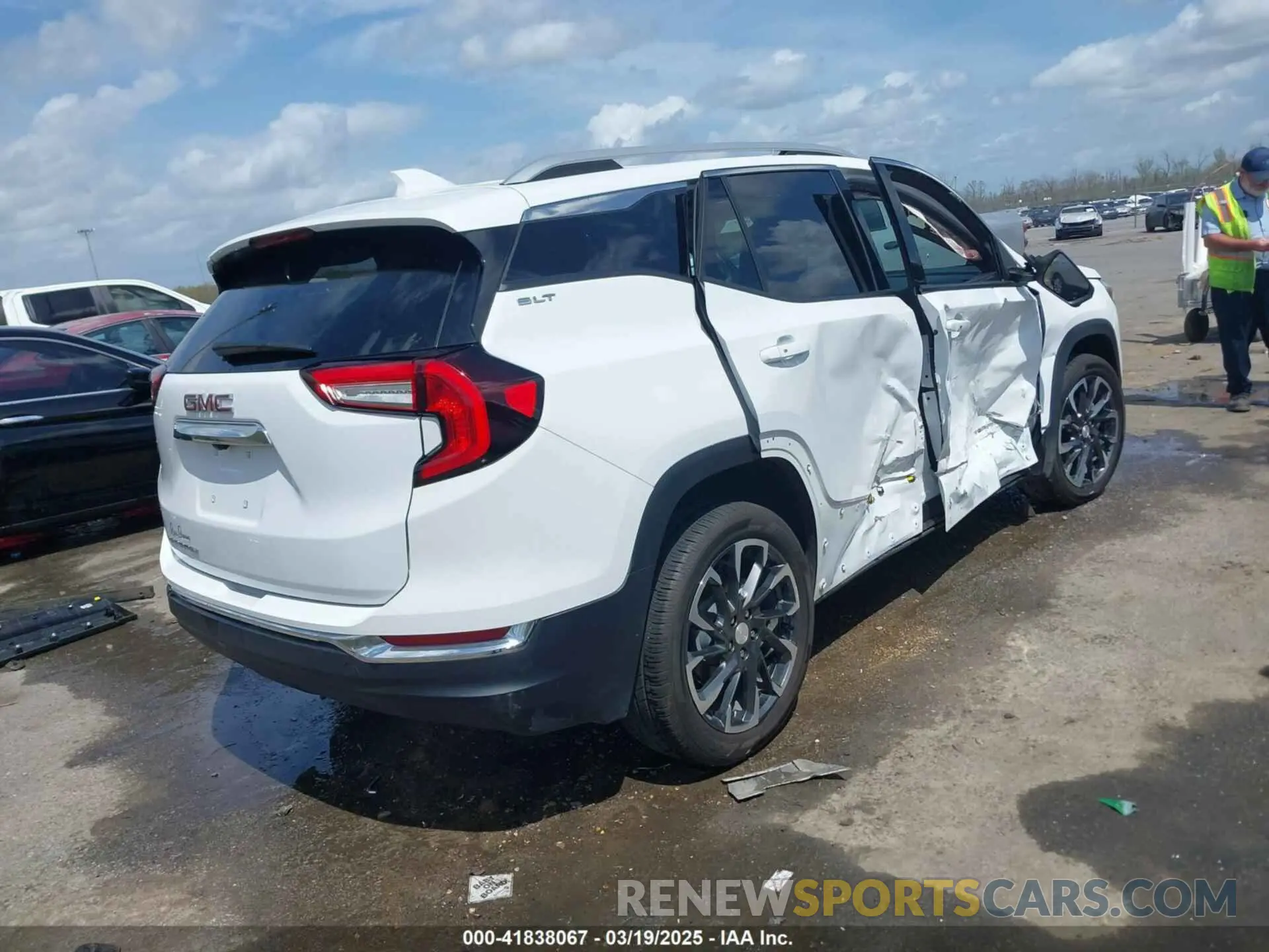 4 Photograph of a damaged car 3GKALPEG5RL383688 GMC TERRAIN 2024
