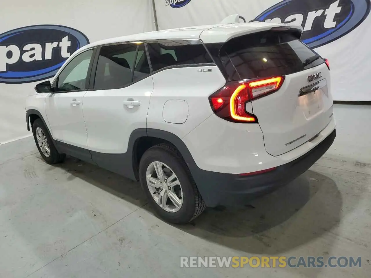 2 Photograph of a damaged car 3GKALTEG4RL384677 GMC TERRAIN 2024