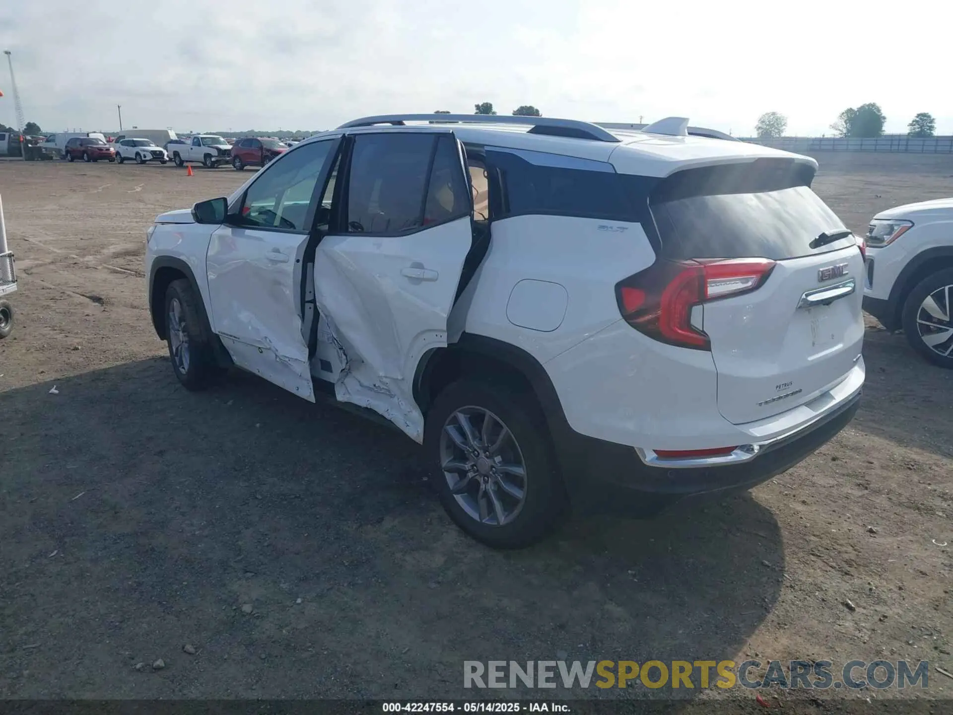 3 Photograph of a damaged car 3GKALVEG4RL389065 GMC TERRAIN 2024