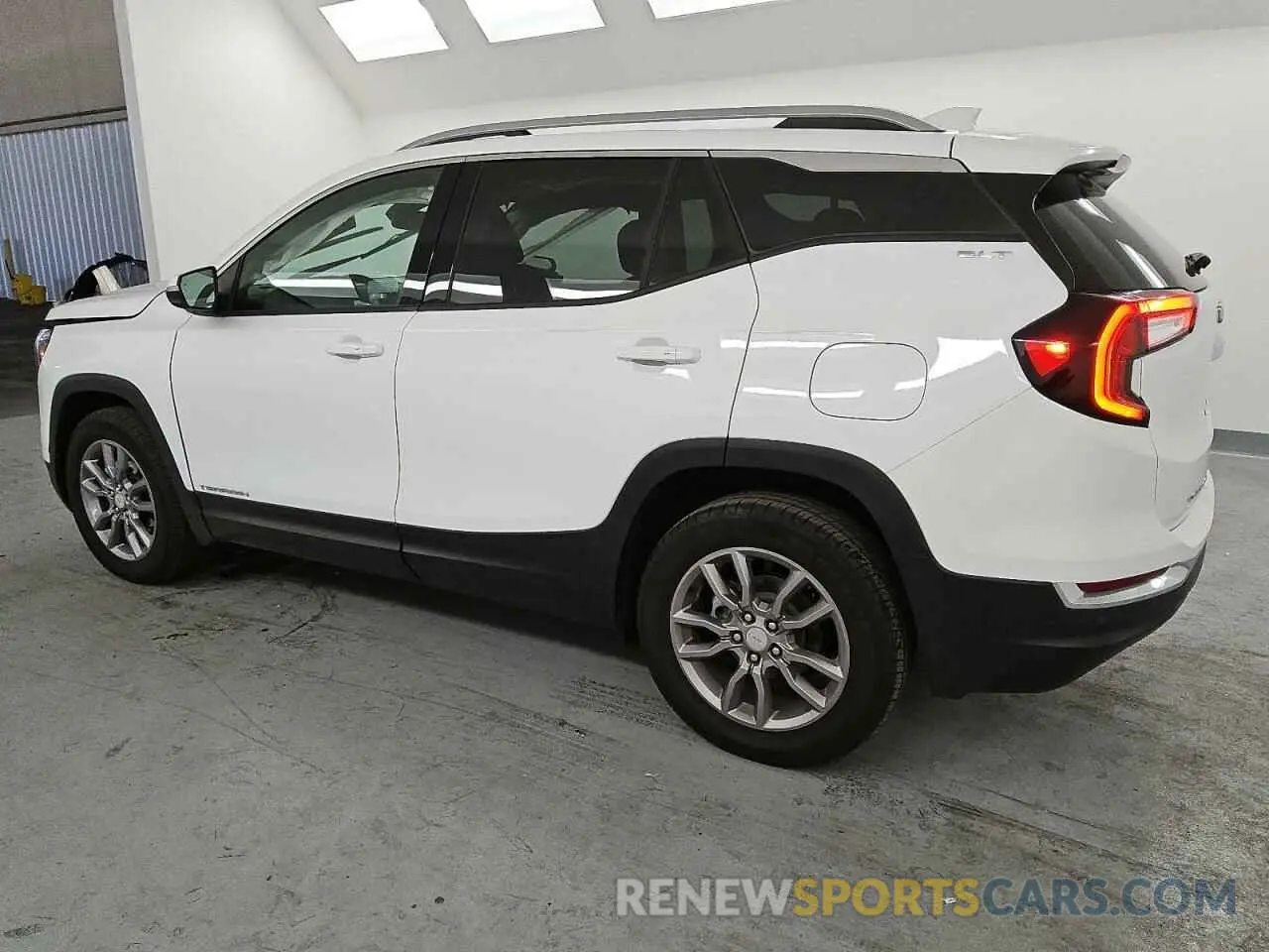 2 Photograph of a damaged car 3GKALVEG5RL326685 GMC TERRAIN 2024